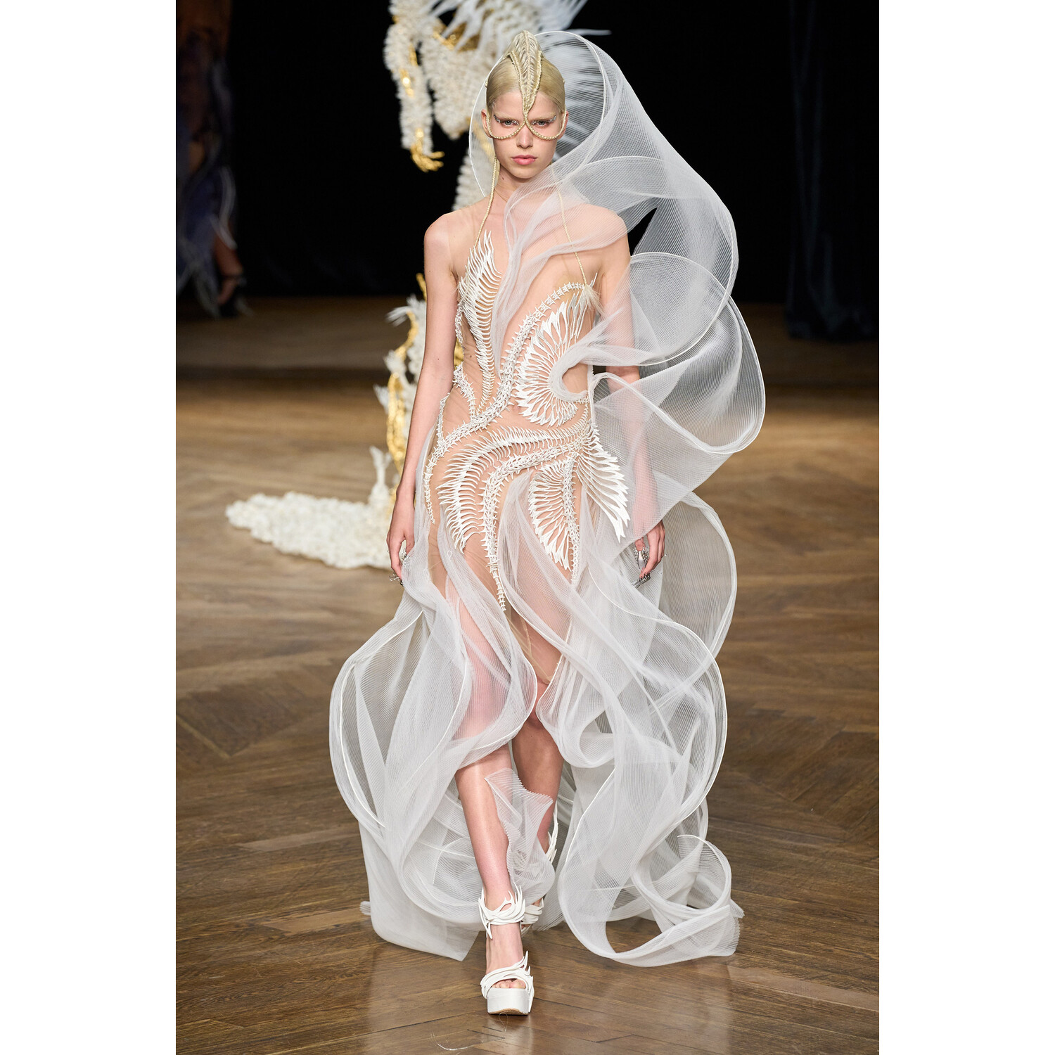 Фото Iris van Herpen Couture коллекция осень 2022 / Iris van Herpen Couture Fall 2022