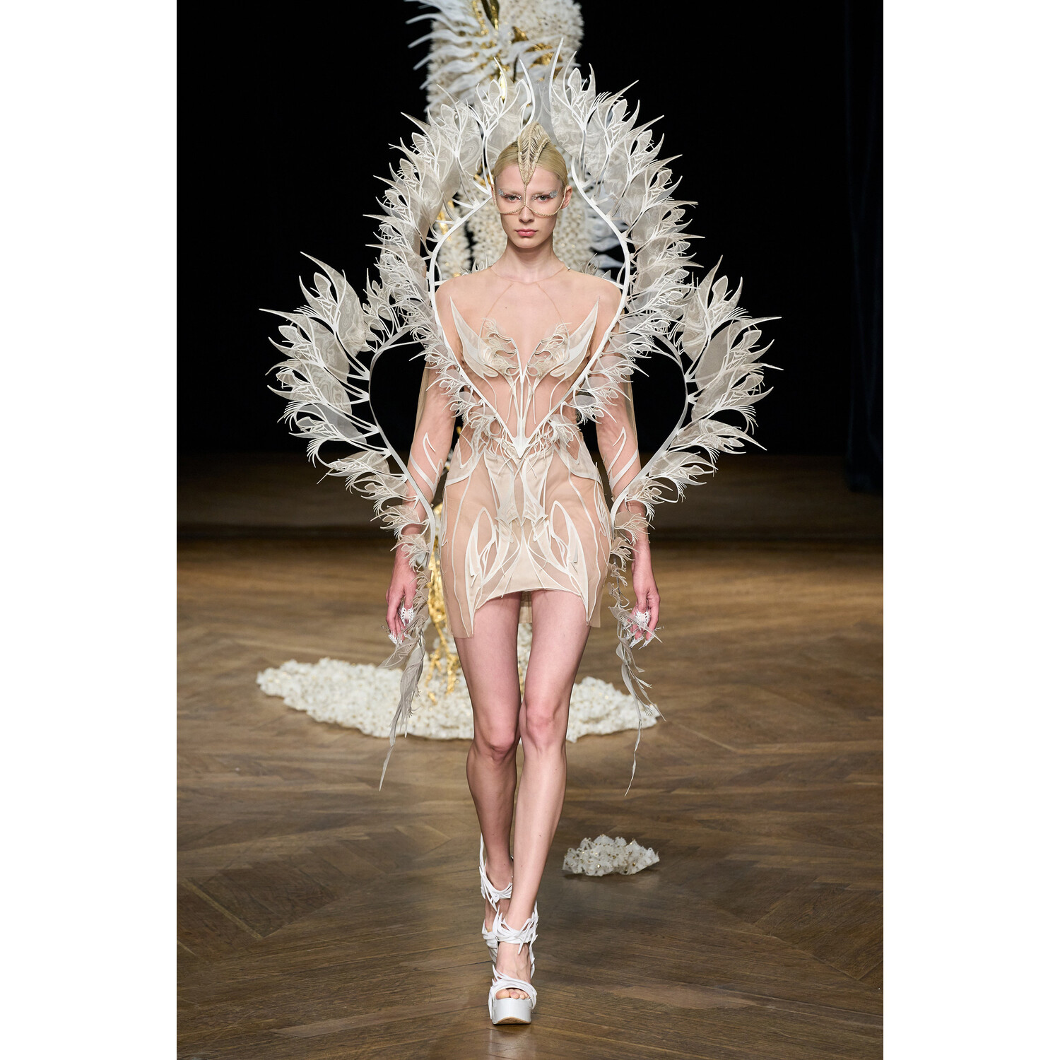 Фото Iris van Herpen Couture коллекция осень 2022 / Iris van Herpen Couture Fall 2022