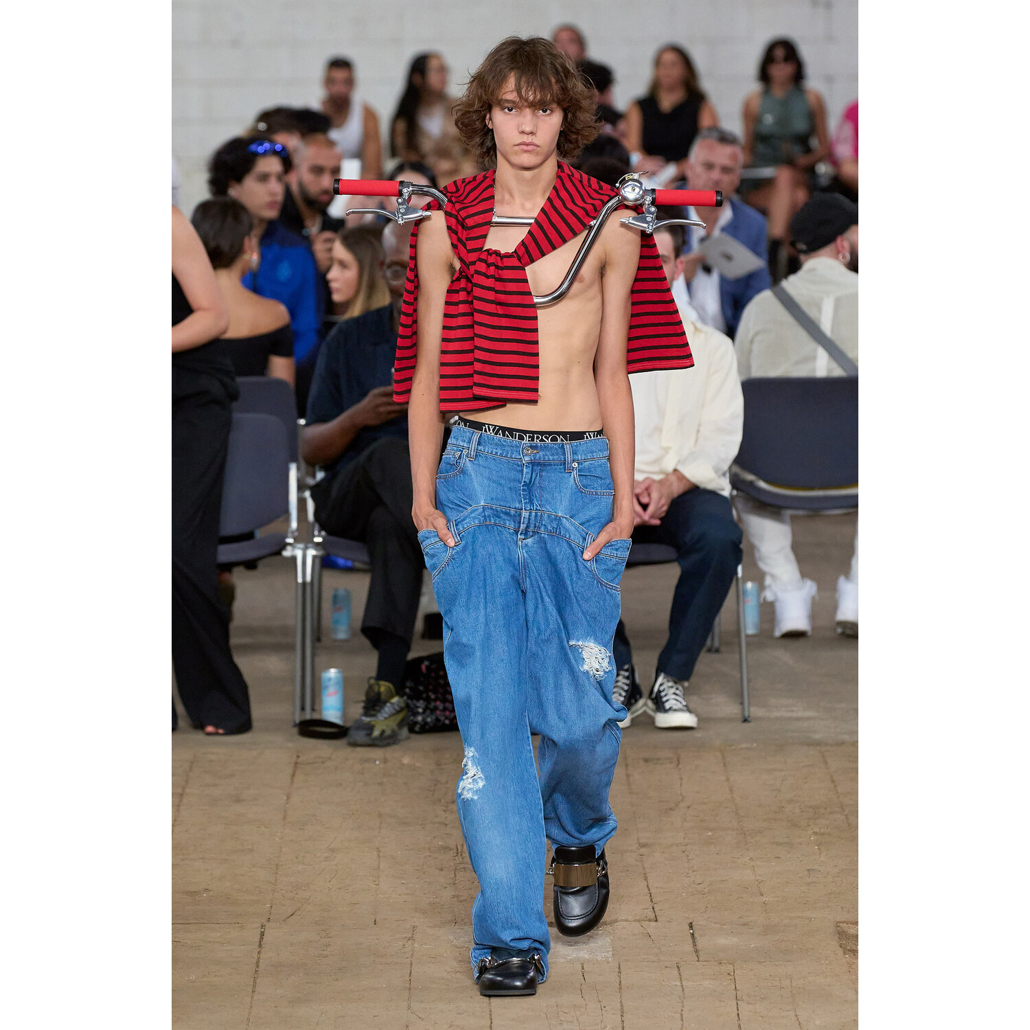 Фото JW Anderson Menswear Spring 2023 / JW Anderson мужская коллекция весна-лето 2023