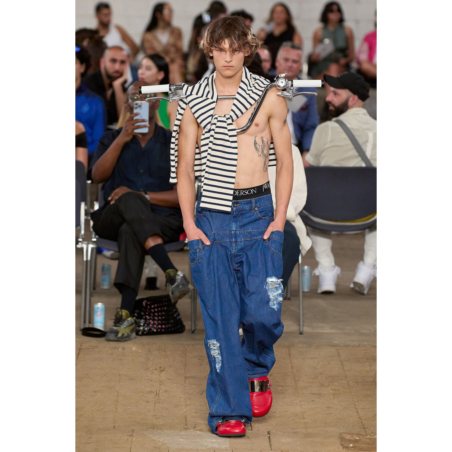 Фото JW Anderson Menswear Spring 2023 / JW Anderson мужская коллекция весна-лето 2023