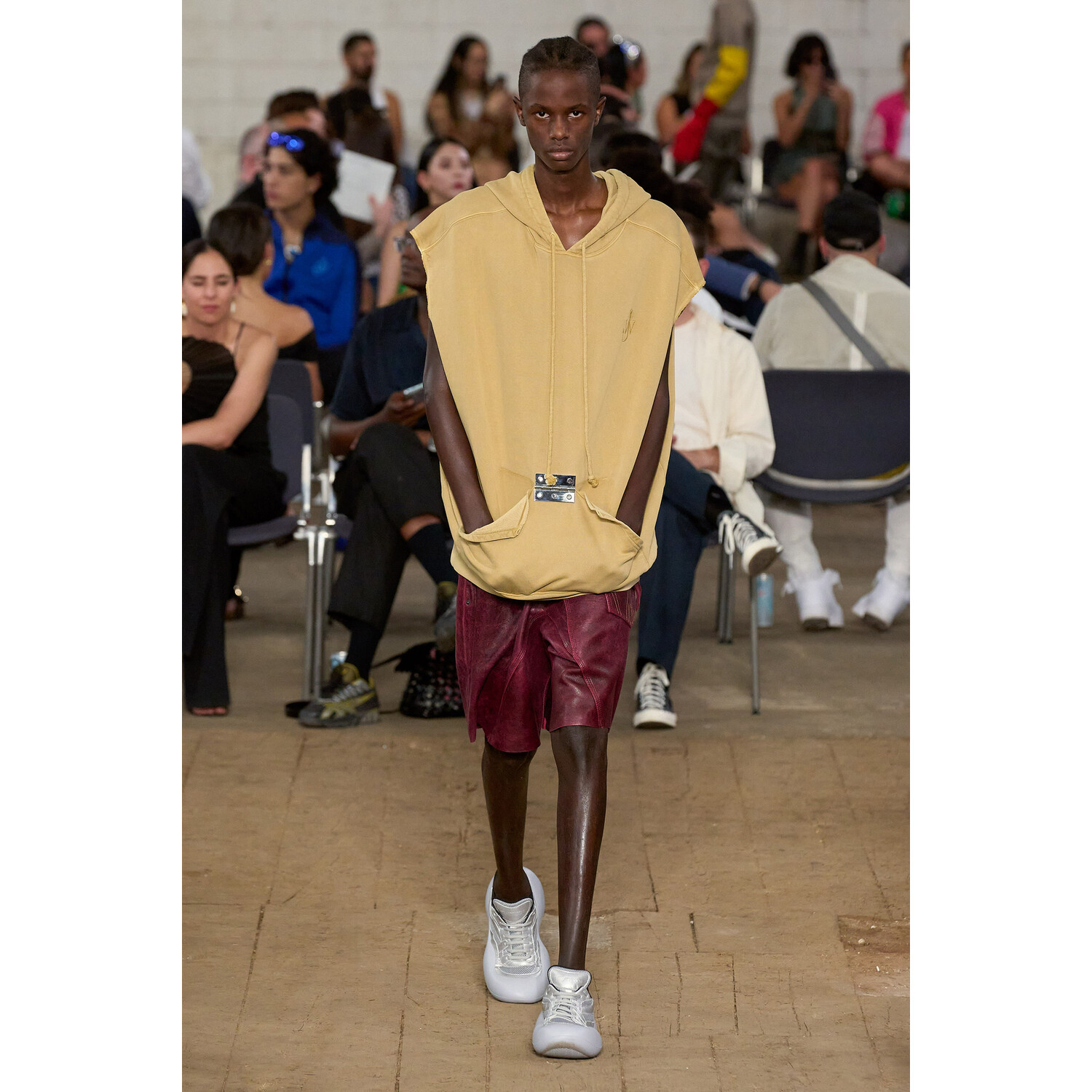 Фото JW Anderson Menswear Spring 2023 / JW Anderson мужская коллекция весна-лето 2023