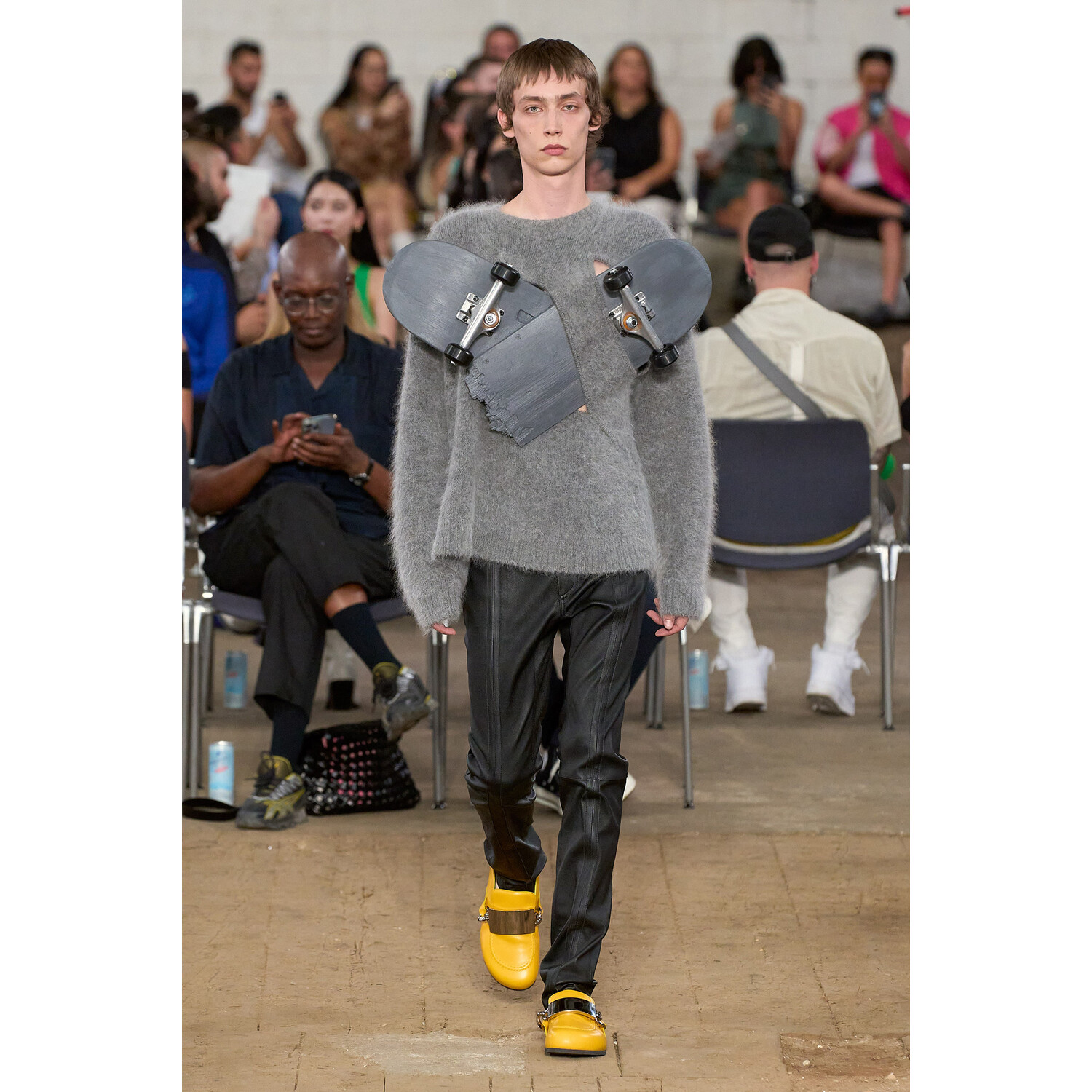 Фото JW Anderson Menswear Spring 2023 / JW Anderson мужская коллекция весна-лето 2023