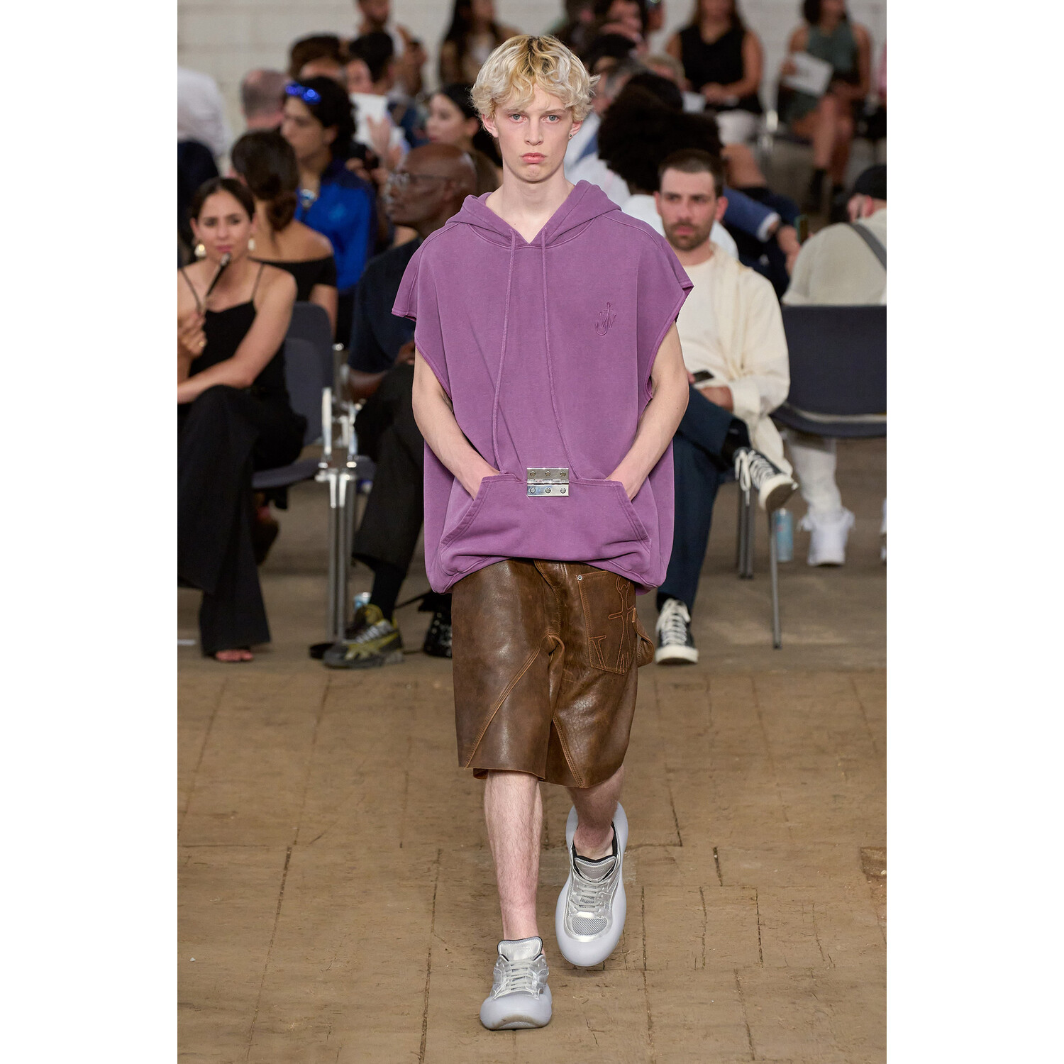 Фото JW Anderson Menswear Spring 2023 / JW Anderson мужская коллекция весна-лето 2023
