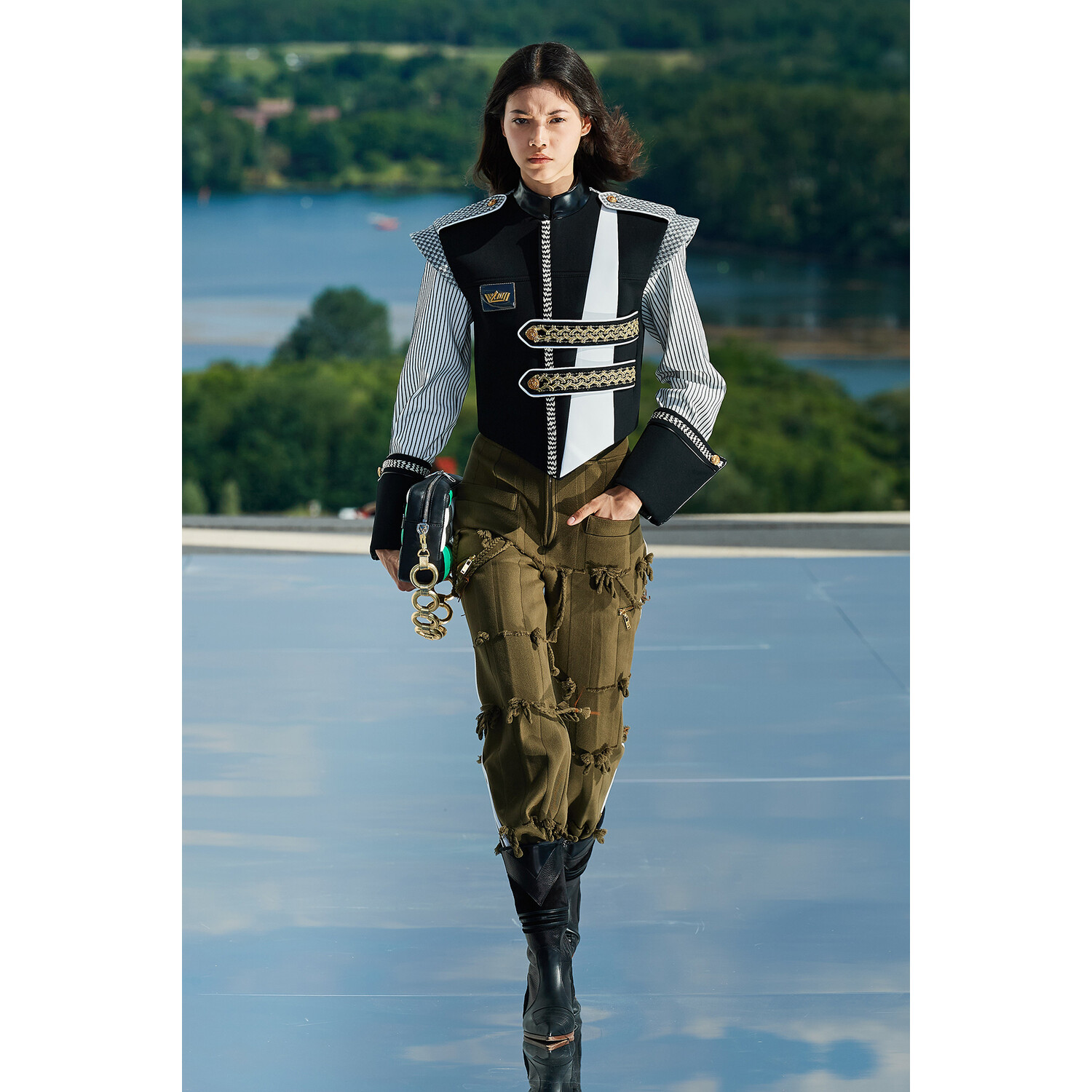 Фото Louis Vuitton Resort 2022 / Louis Vuitton курорт 2022