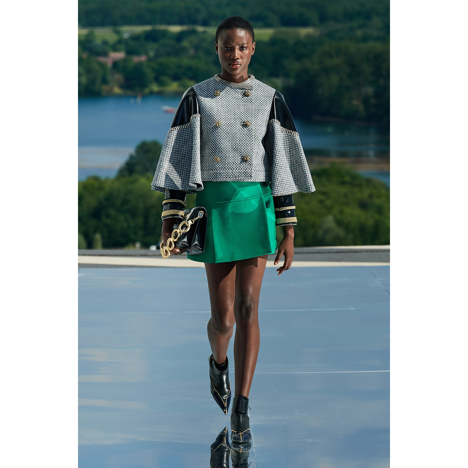Фото Louis Vuitton Resort 2022 / Louis Vuitton курорт 2022