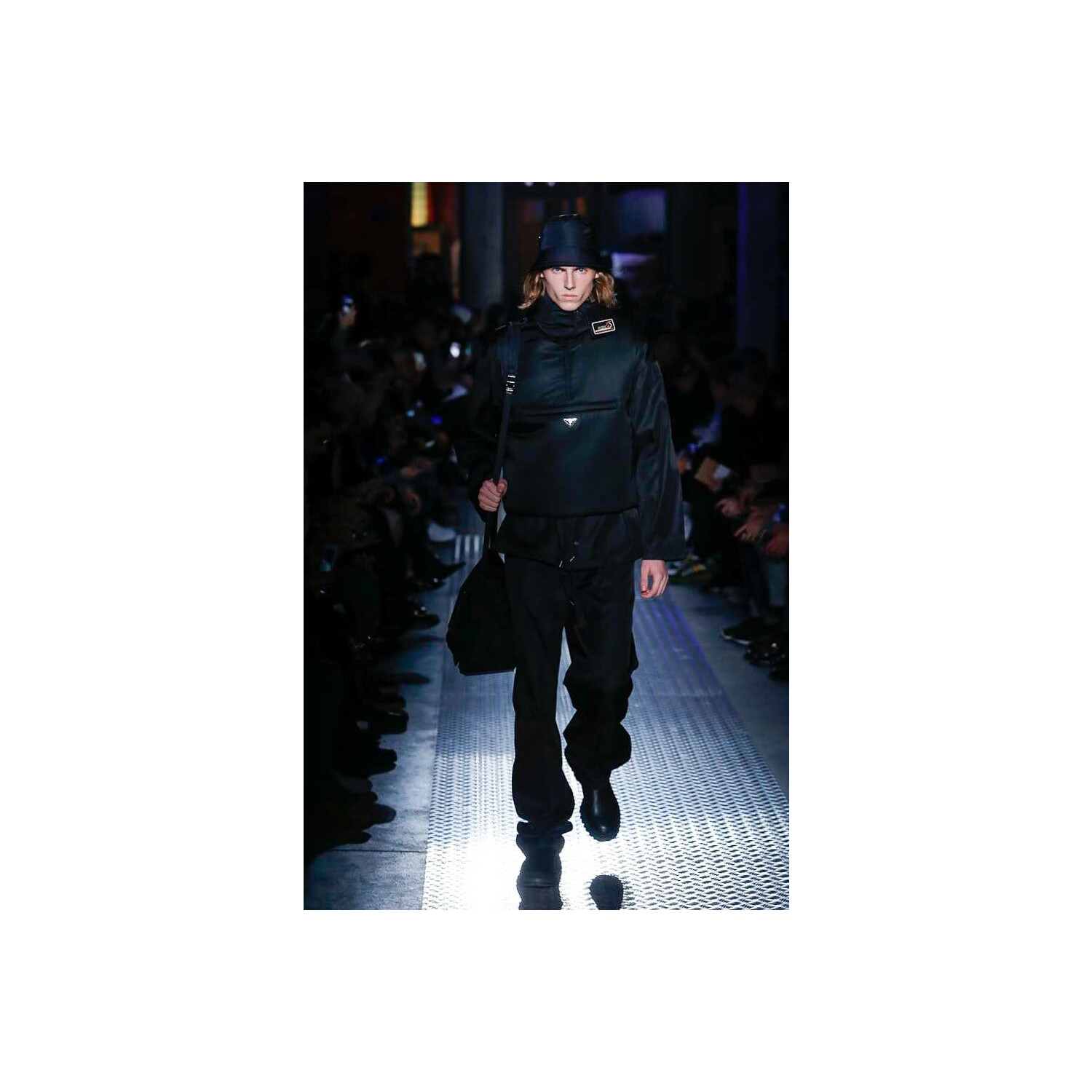 Фото Prada FALL 2018 MENSWEAR Milan MFW коллекция Прада осень 2018 мужская неделя моды в Милане Mainstyles