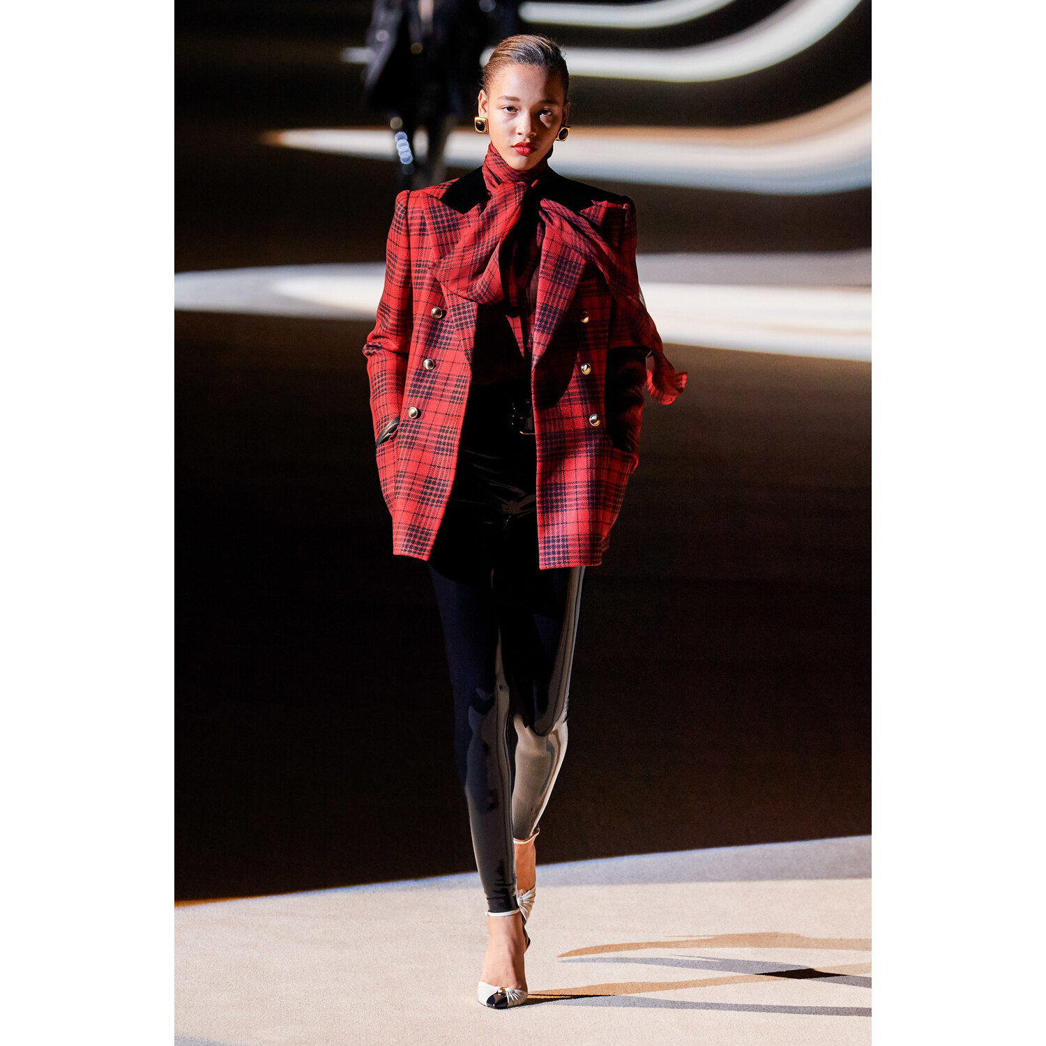 Фото Saint Laurent Fall 2020 Ready-to-Wear / Saint Laurent осень-зима 2020 / Неделя моды: Париж