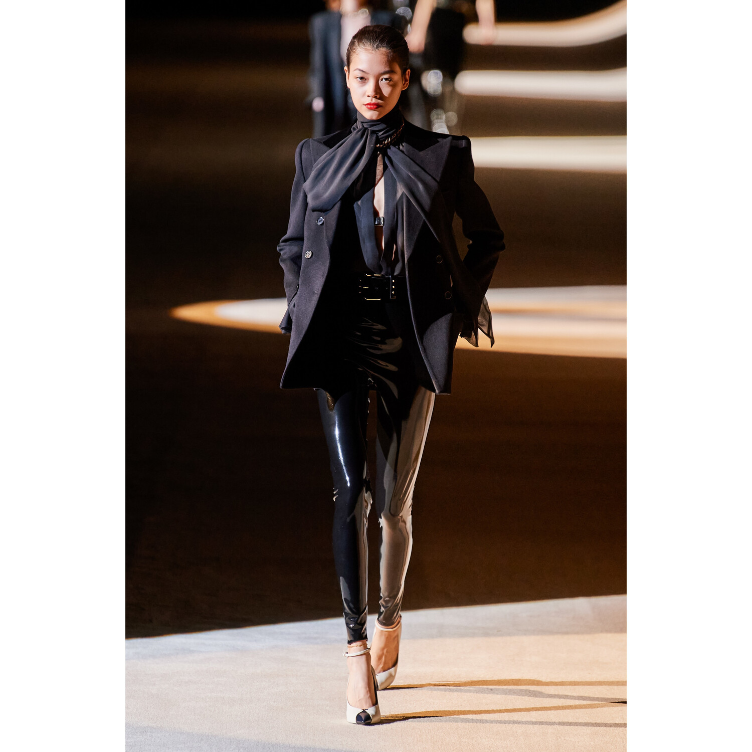 Фото Saint Laurent Fall 2020 Ready-to-Wear / Saint Laurent осень-зима 2020 / Неделя моды: Париж