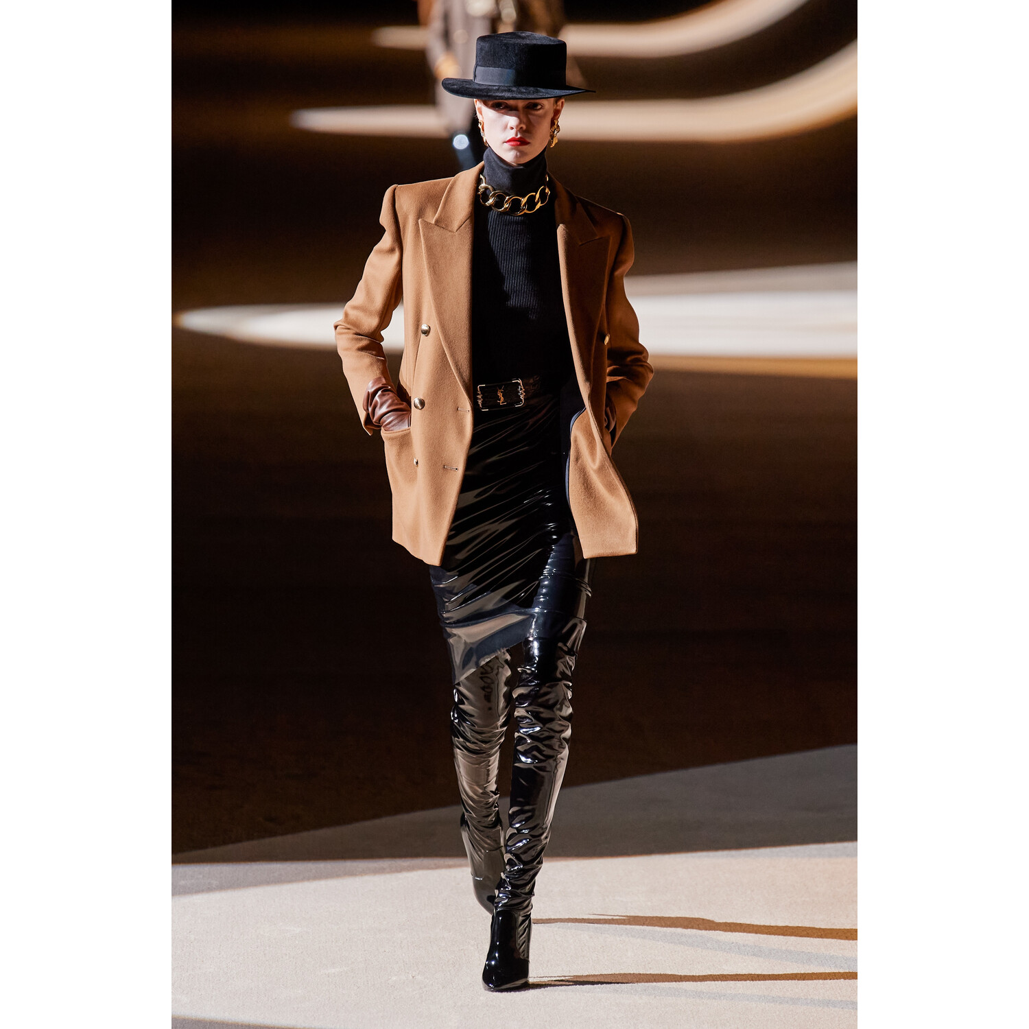 Фото Saint Laurent Fall 2020 Ready-to-Wear / Saint Laurent осень-зима 2020 / Неделя моды: Париж