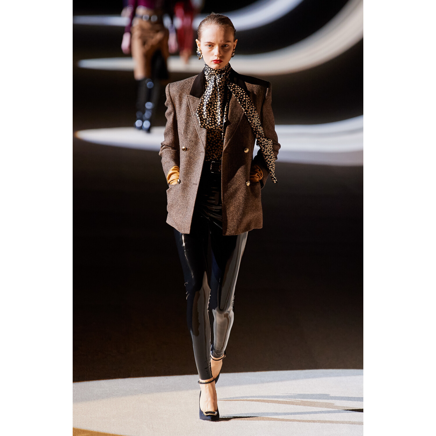 Фото Saint Laurent Fall 2020 Ready-to-Wear / Saint Laurent осень-зима 2020 / Неделя моды: Париж