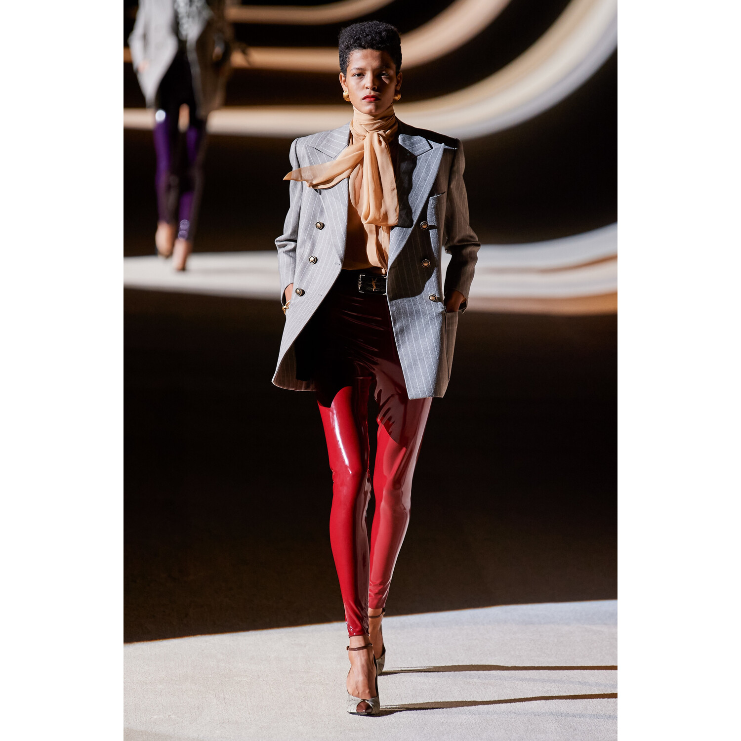 Фото Saint Laurent Fall 2020 Ready-to-Wear / Saint Laurent осень-зима 2020 / Неделя моды: Париж
