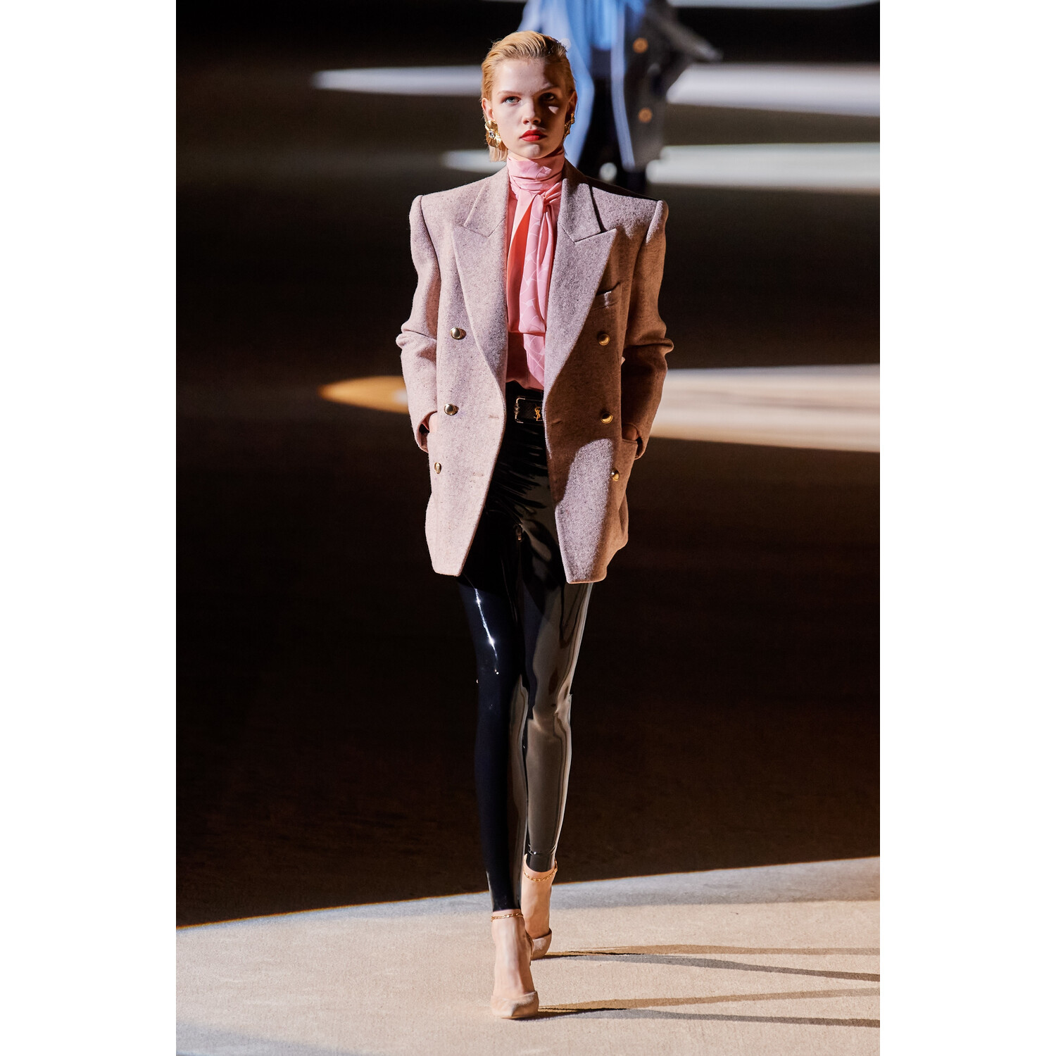 Фото Saint Laurent Fall 2020 Ready-to-Wear / Saint Laurent осень-зима 2020 / Неделя моды: Париж