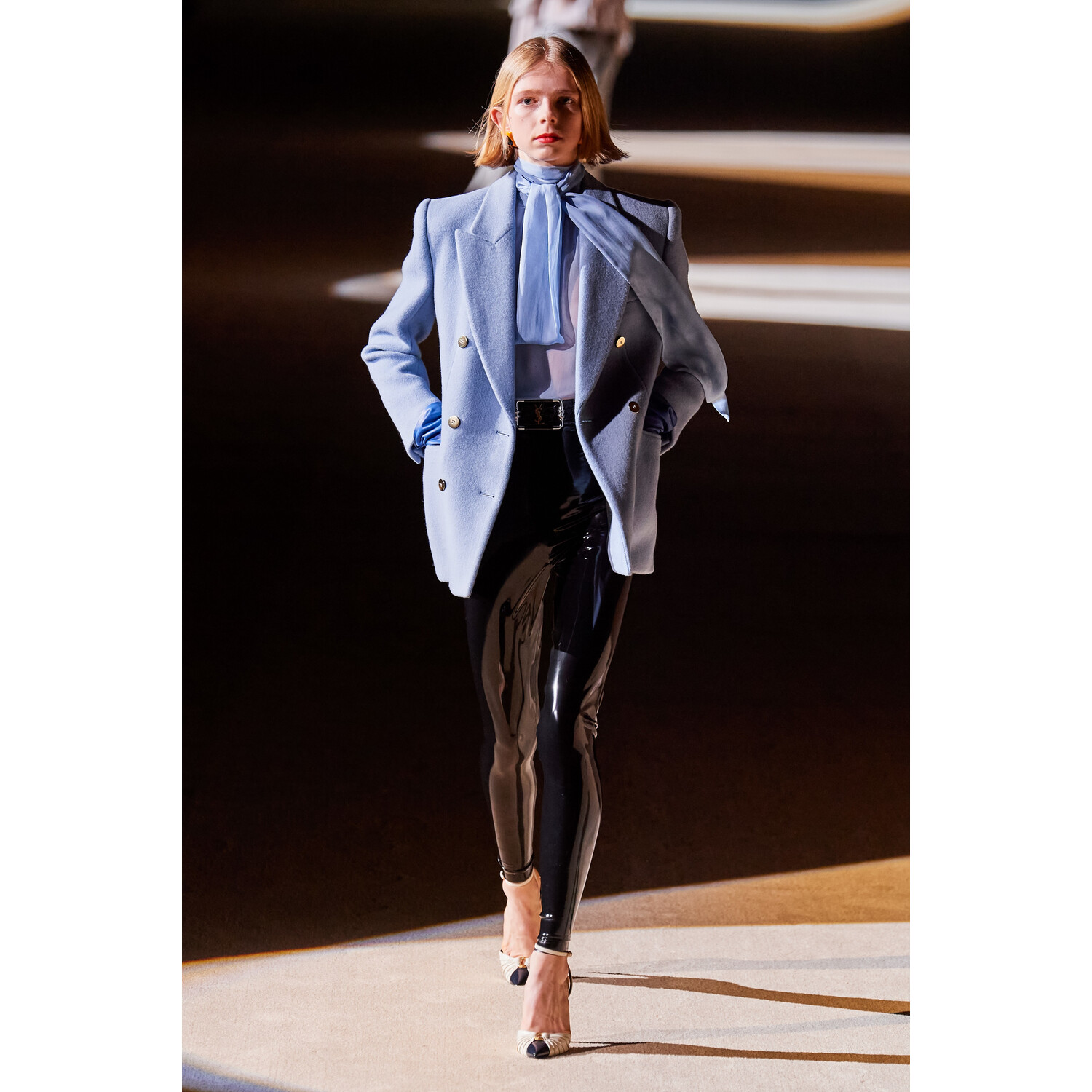 Фото Saint Laurent Fall 2020 Ready-to-Wear / Saint Laurent осень-зима 2020 / Неделя моды: Париж