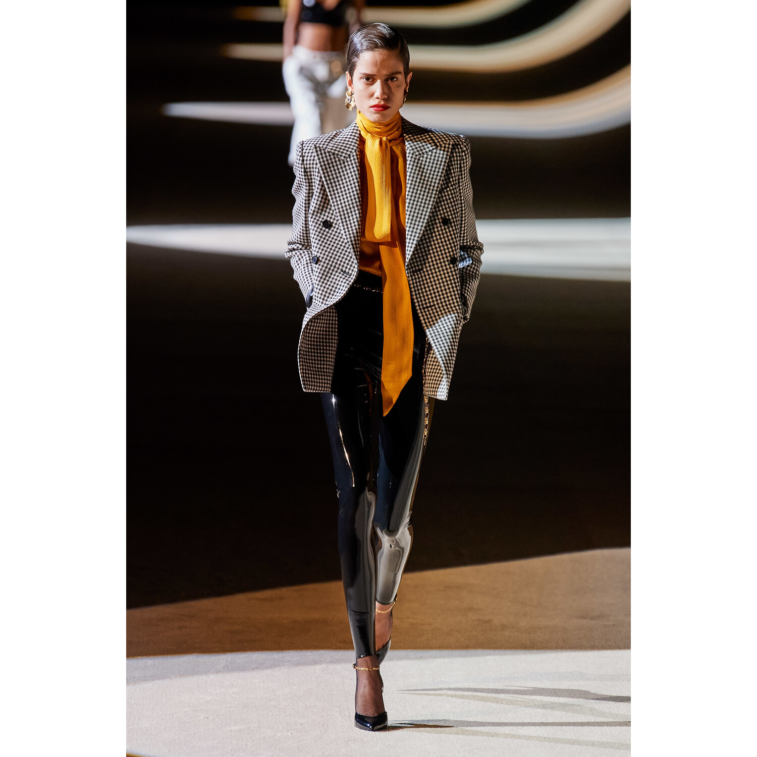 Фото Saint Laurent Fall 2020 Ready-to-Wear / Saint Laurent осень-зима 2020 / Неделя моды: Париж