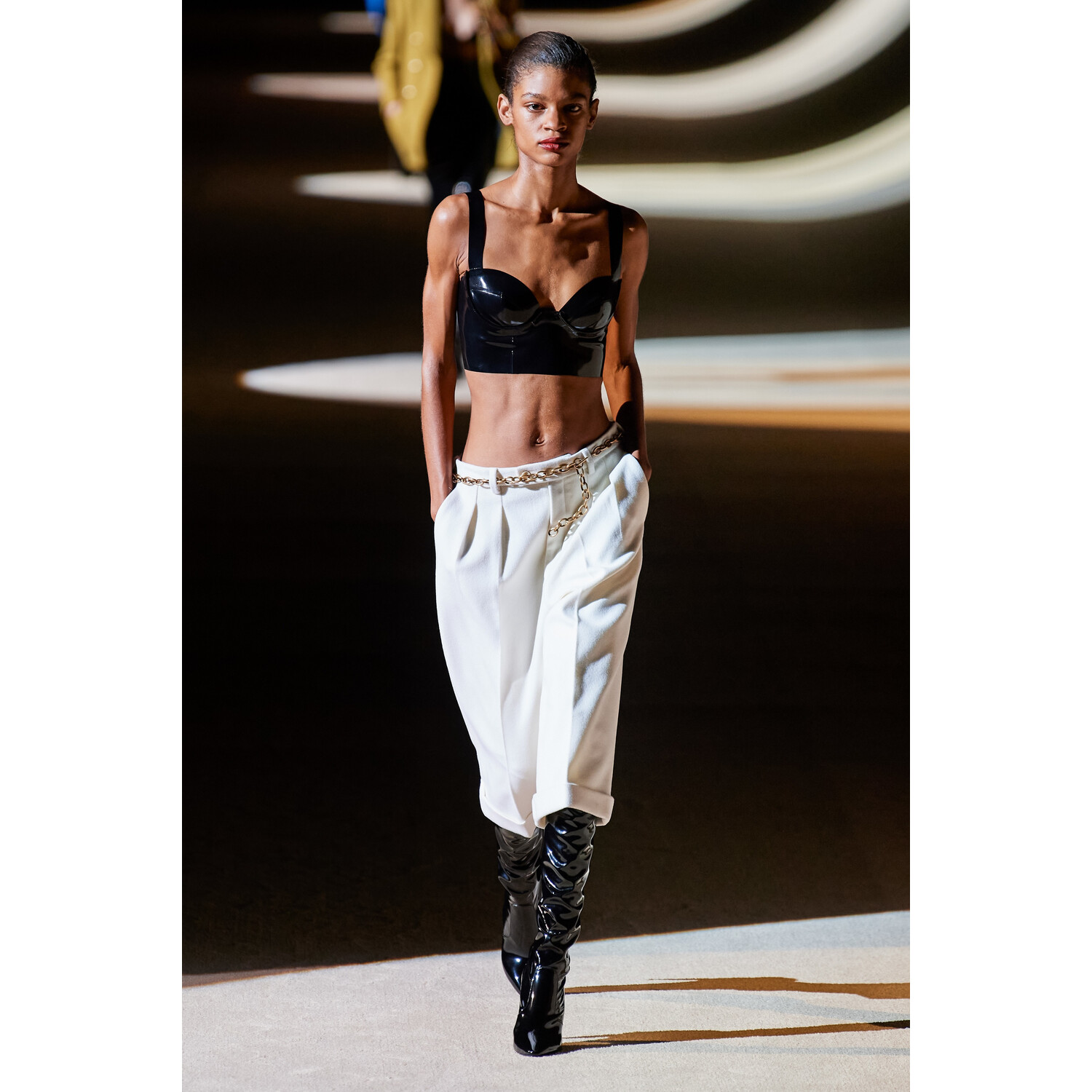 Фото Saint Laurent Fall 2020 Ready-to-Wear / Saint Laurent осень-зима 2020 / Неделя моды: Париж