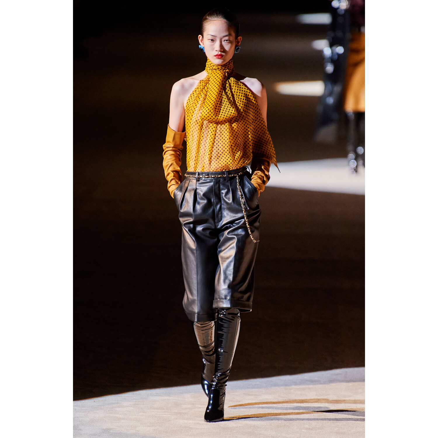 Фото Saint Laurent Fall 2020 Ready-to-Wear / Saint Laurent осень-зима 2020 / Неделя моды: Париж
