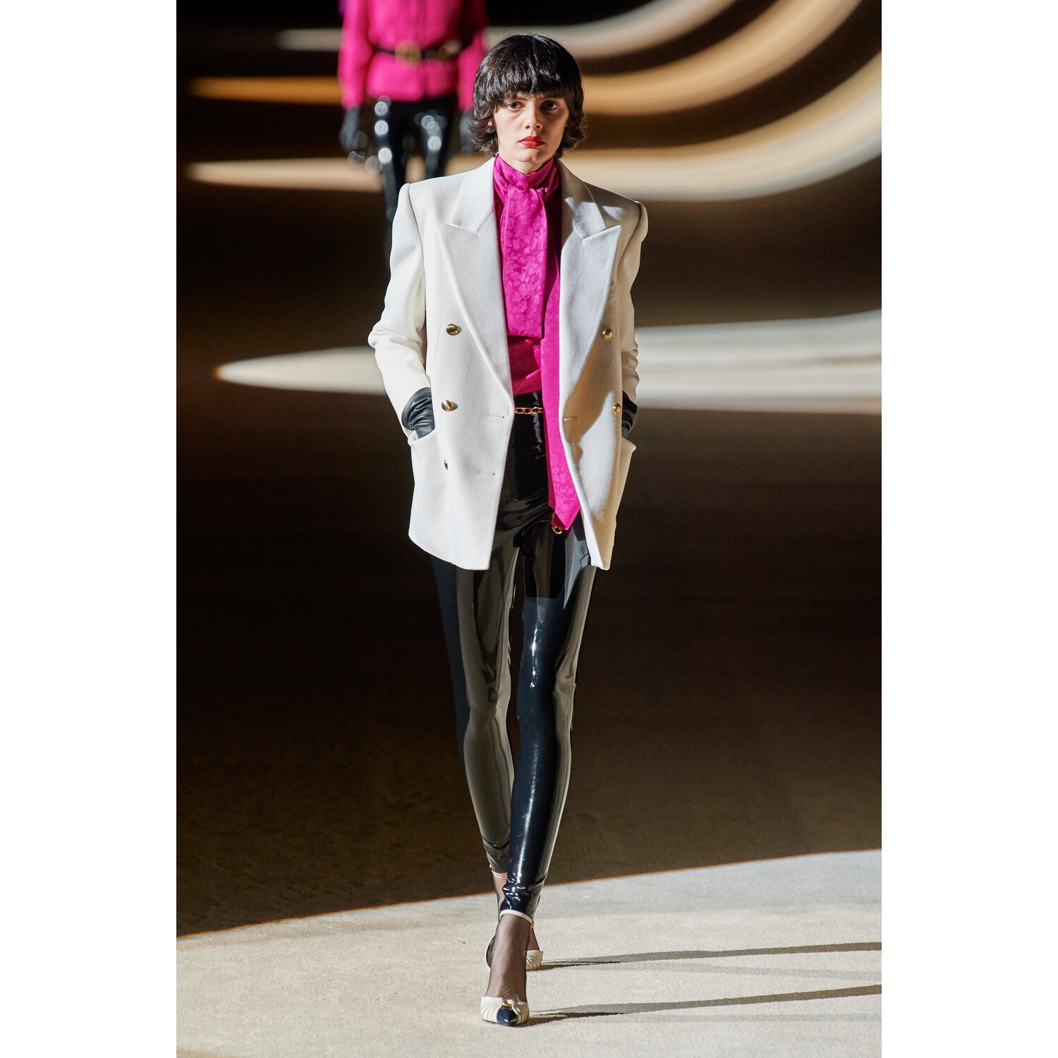 Фото Saint Laurent Fall 2020 Ready-to-Wear / Saint Laurent осень-зима 2020 / Неделя моды: Париж