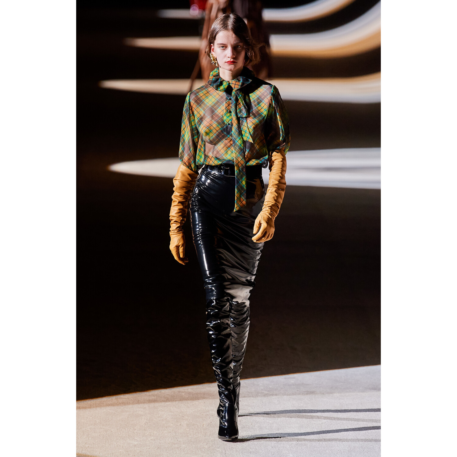 Фото Saint Laurent Fall 2020 Ready-to-Wear / Saint Laurent осень-зима 2020 / Неделя моды: Париж
