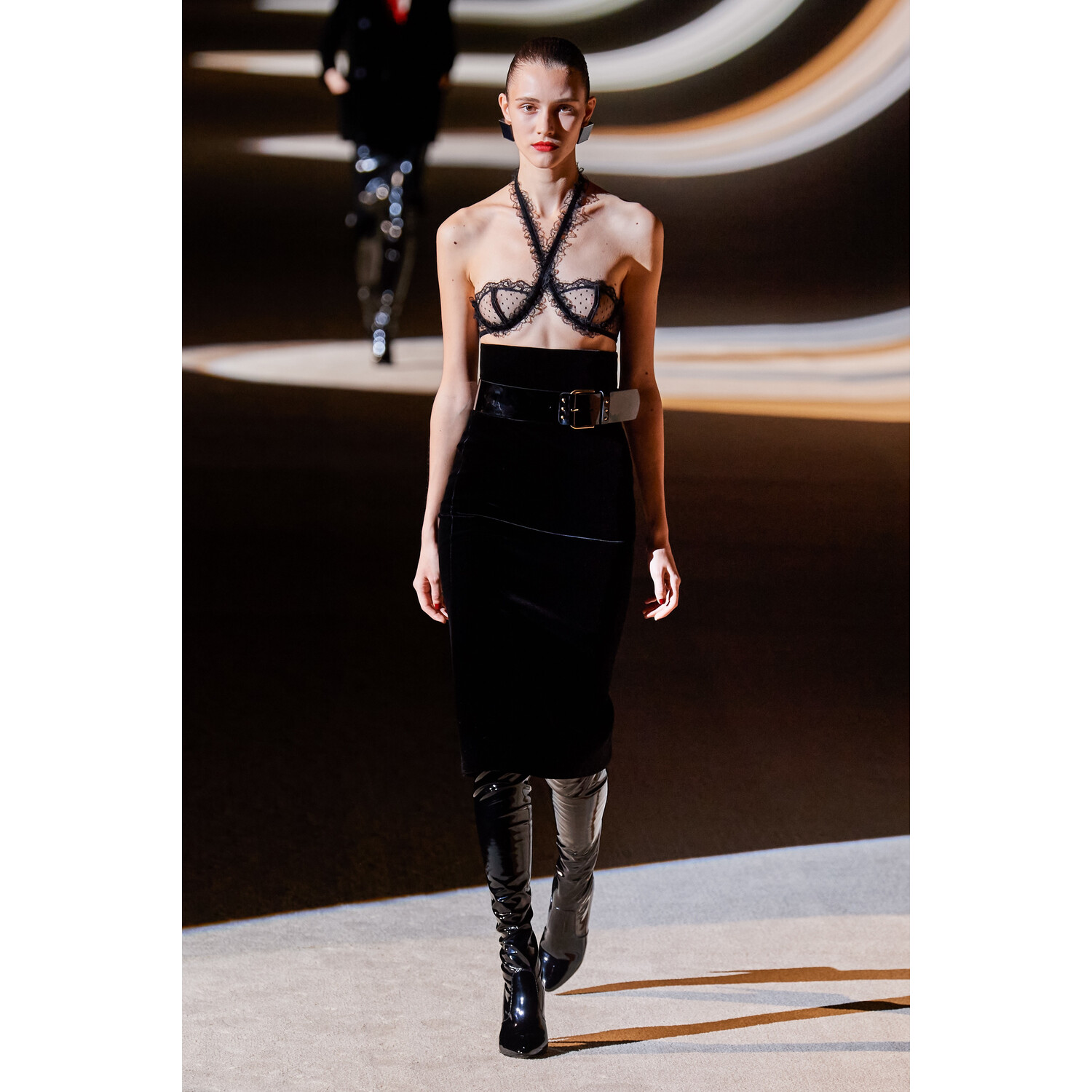 Фото Saint Laurent Fall 2020 Ready-to-Wear / Saint Laurent осень-зима 2020 / Неделя моды: Париж
