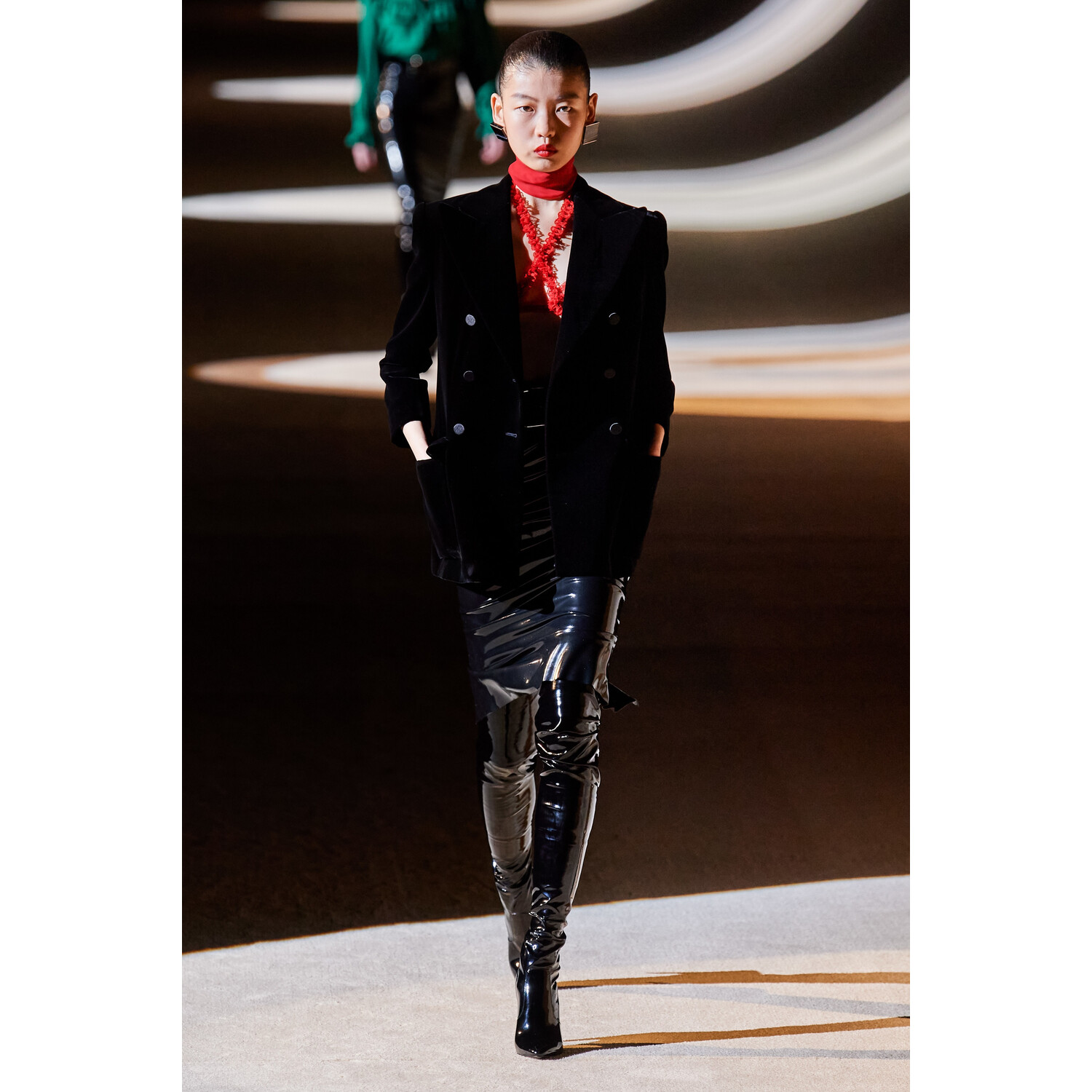 Фото Saint Laurent Fall 2020 Ready-to-Wear / Saint Laurent осень-зима 2020 / Неделя моды: Париж
