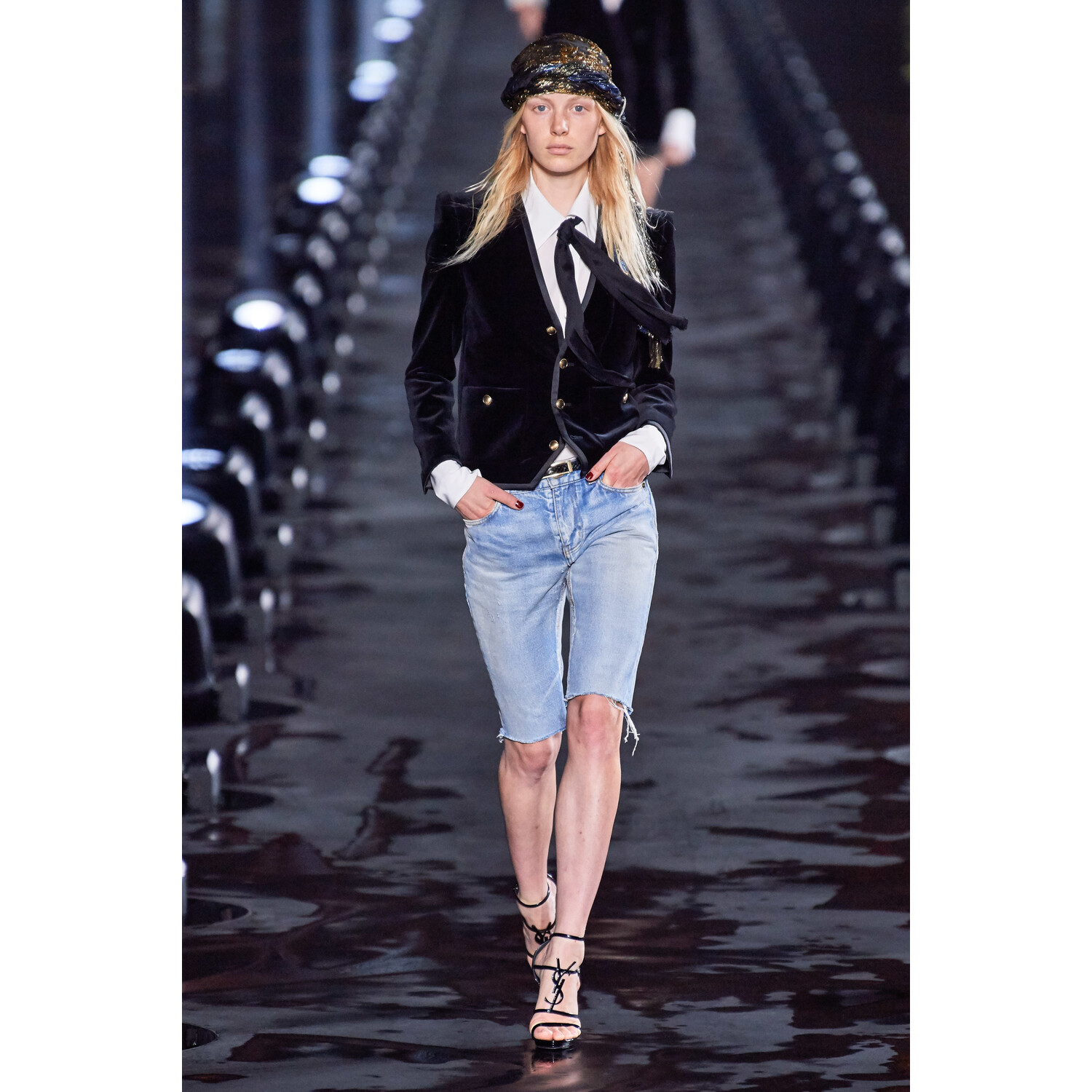 Фото Saint Laurent Spring 2020 / Saint Laurent весна-лето 2020 / Неделя моды: Париж