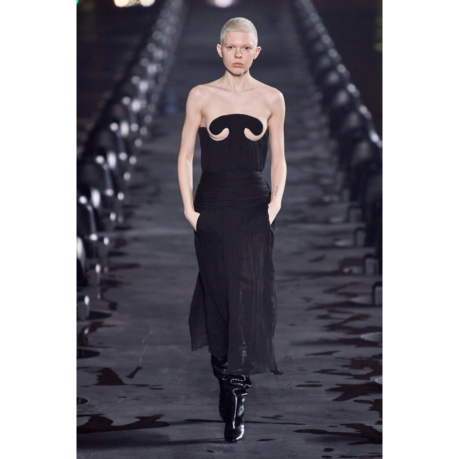 Фото Saint Laurent Spring 2020 / Saint Laurent весна-лето 2020 / Неделя моды: Париж