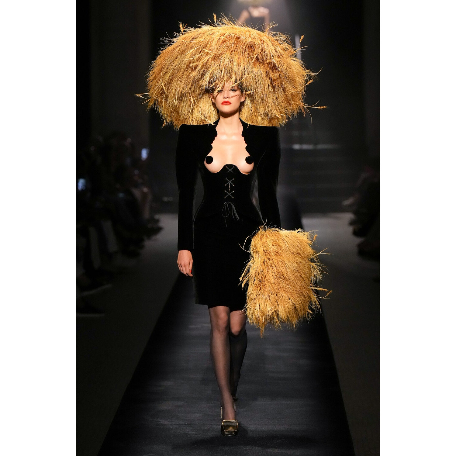Фото Schiaparelli Couture коллекция осень 2022 / Schiaparelli Couture Fall 2022