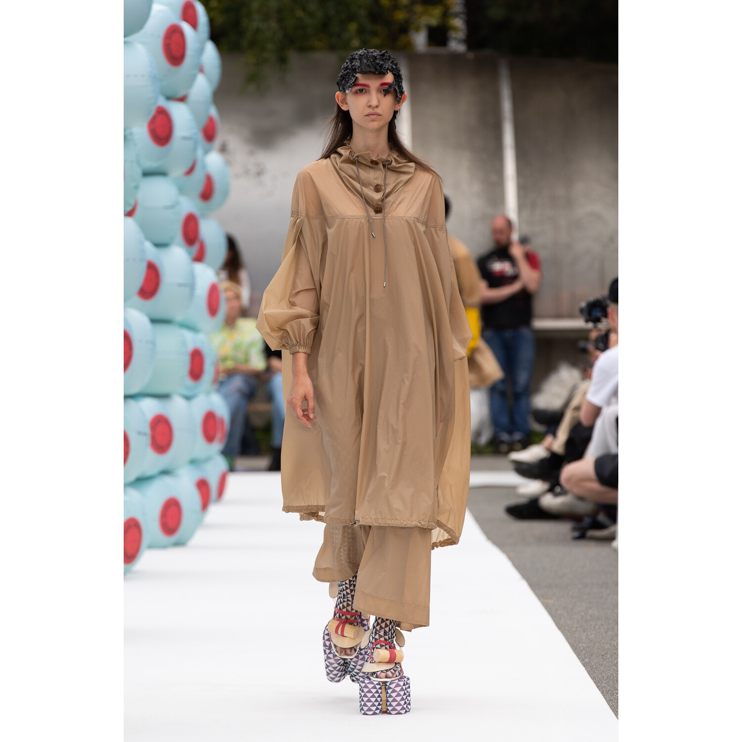 Фото Henrik Vibskov Spring 2020 Menswear Collection / Henrik Vibskov весна- лето 2020 / Неделя моды: Париж