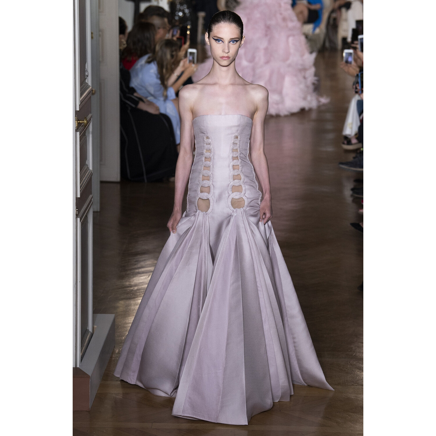 Фото Valentino Fall 2018 Couture Collection / Валентино Осень 2018 Кутюр коллекция