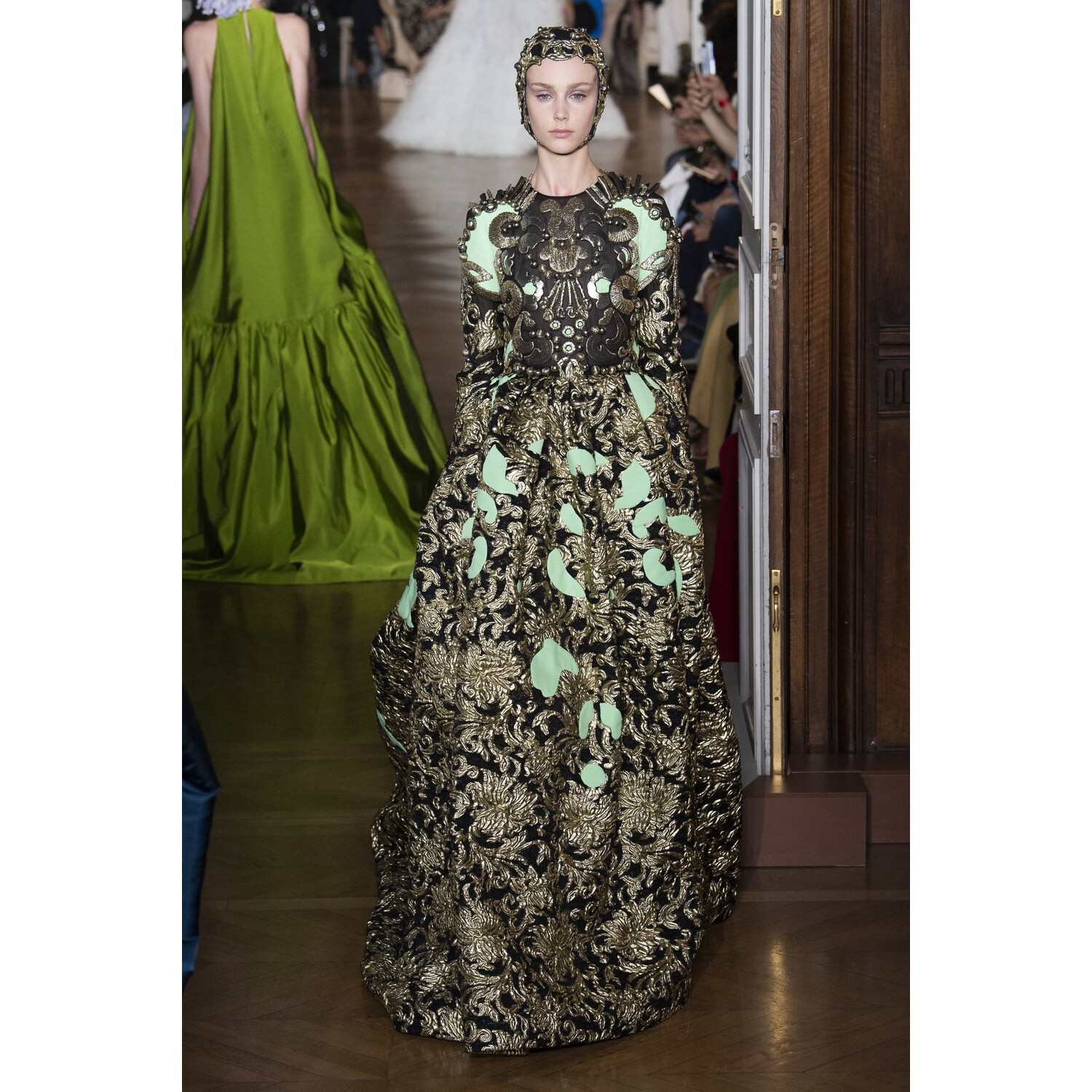Фото Valentino Fall 2018 Couture Collection / Валентино Осень 2018 Кутюр коллекция