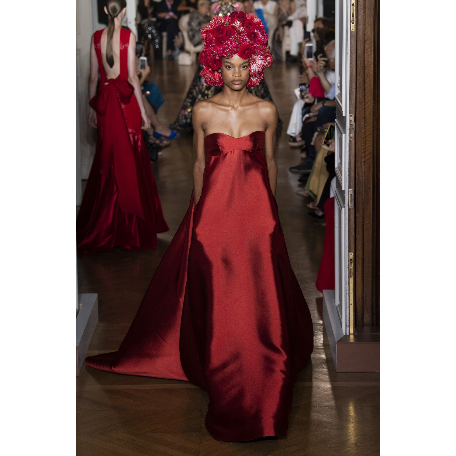 Фото Valentino Fall 2018 Couture Collection / Валентино Осень 2018 Кутюр коллекция