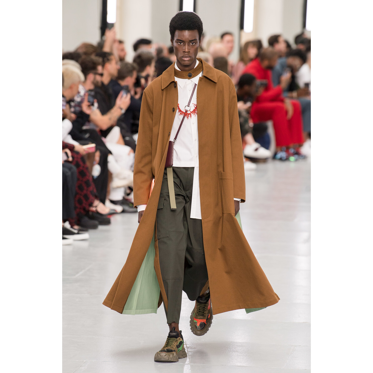 Фото Valentino Spring 2020 Menswear Collection / Valentino весна- лето 2020 / Неделя моды: Париж