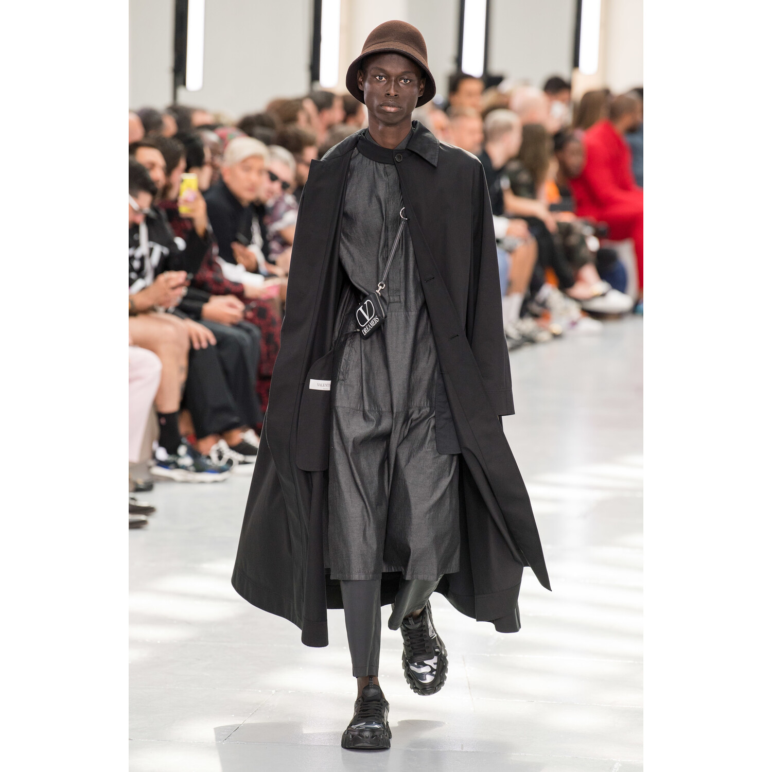 Фото Valentino Spring 2020 Menswear Collection / Valentino весна- лето 2020 / Неделя моды: Париж