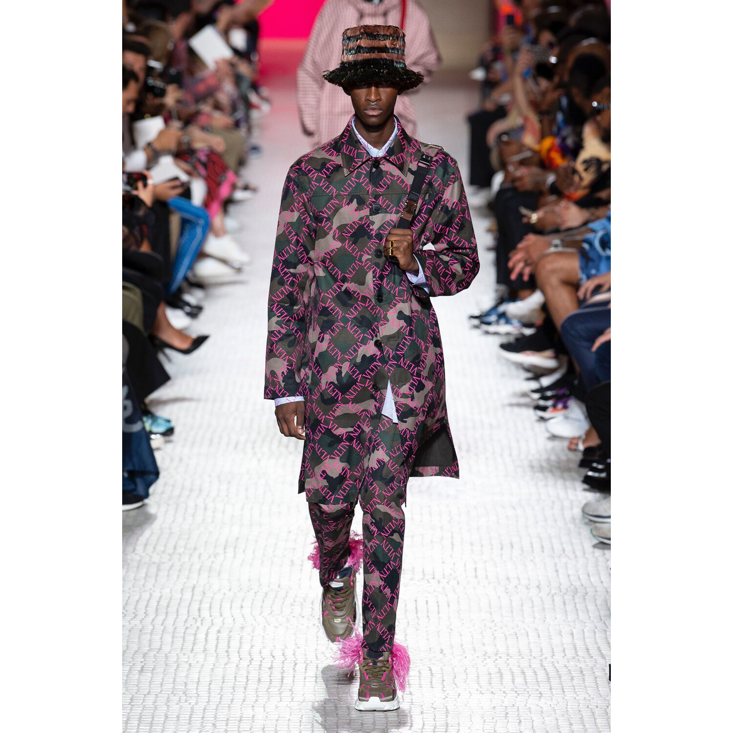 Фото Valentino Spring 2019 Menswear / Валентино Весна Лето 2019 Мужская Неделя Моды в Париже