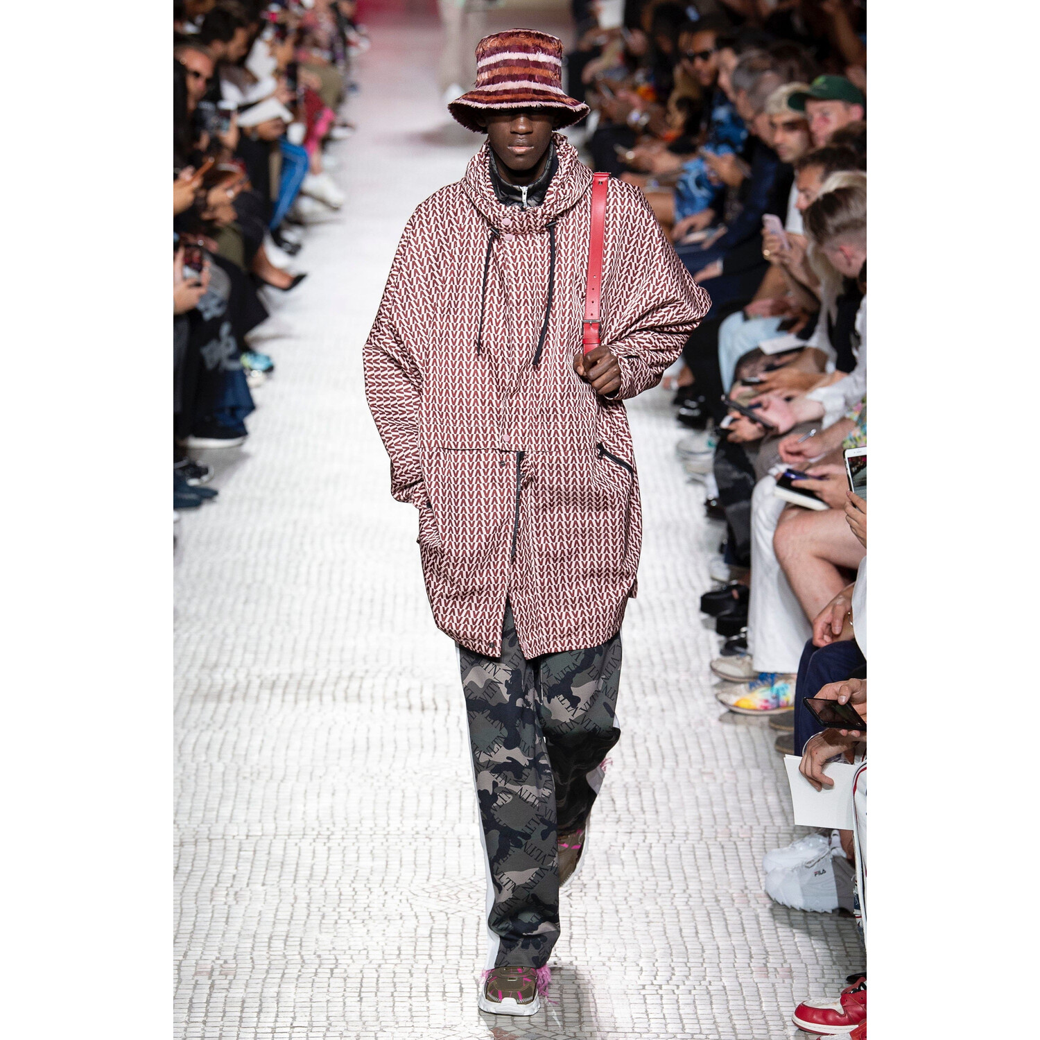 Фото Valentino Spring 2019 Menswear / Валентино Весна Лето 2019 Мужская Неделя Моды в Париже