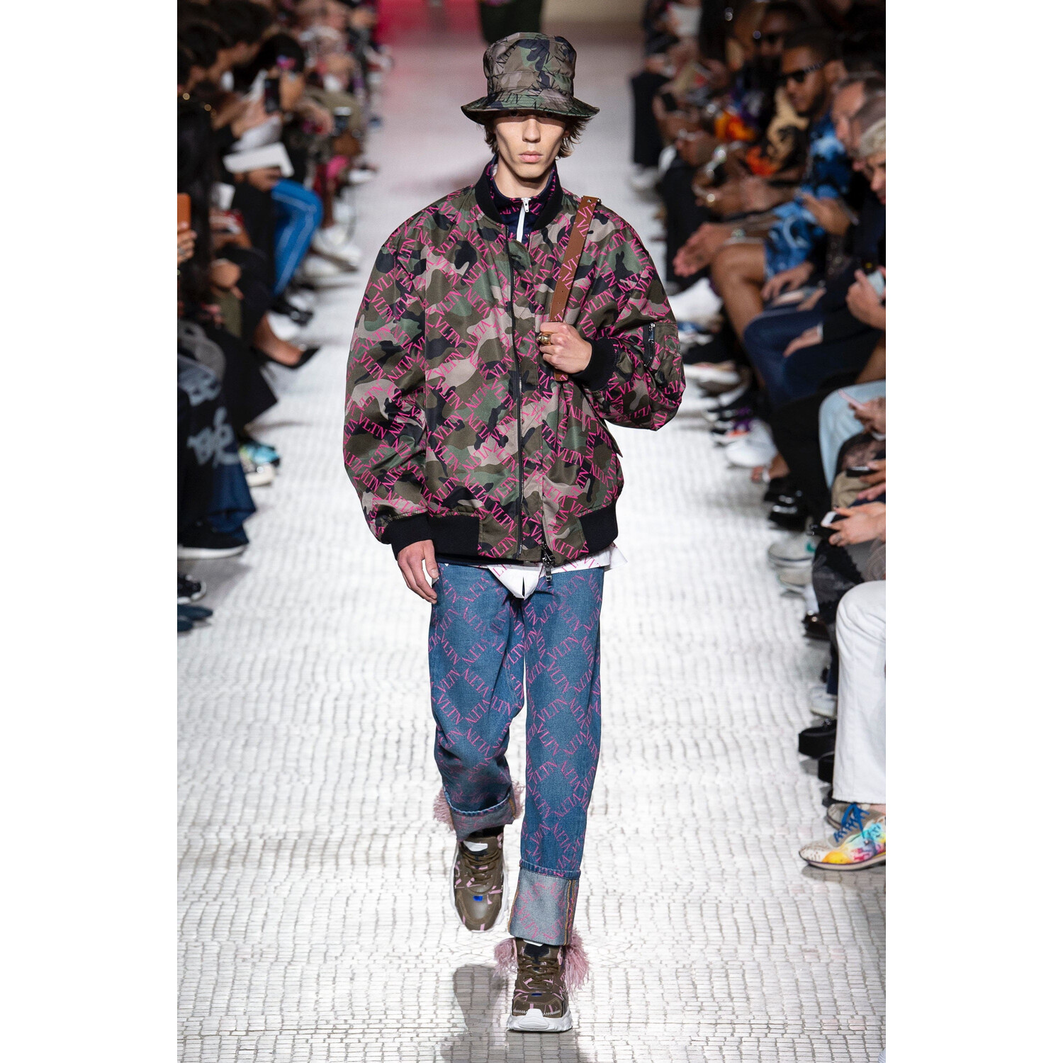 Фото Valentino Spring 2019 Menswear / Валентино Весна Лето 2019 Мужская Неделя Моды в Париже