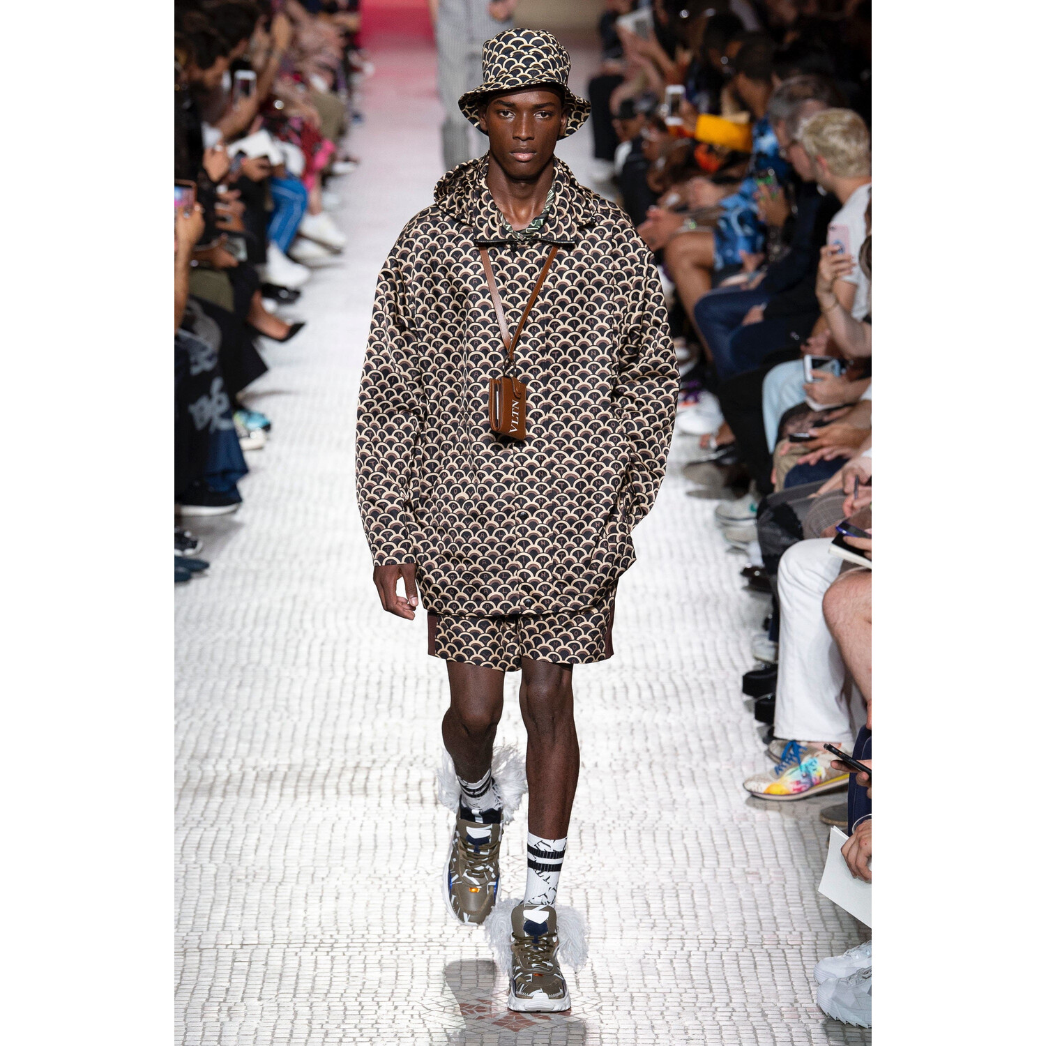 Фото Valentino Spring 2019 Menswear / Валентино Весна Лето 2019 Мужская Неделя Моды в Париже