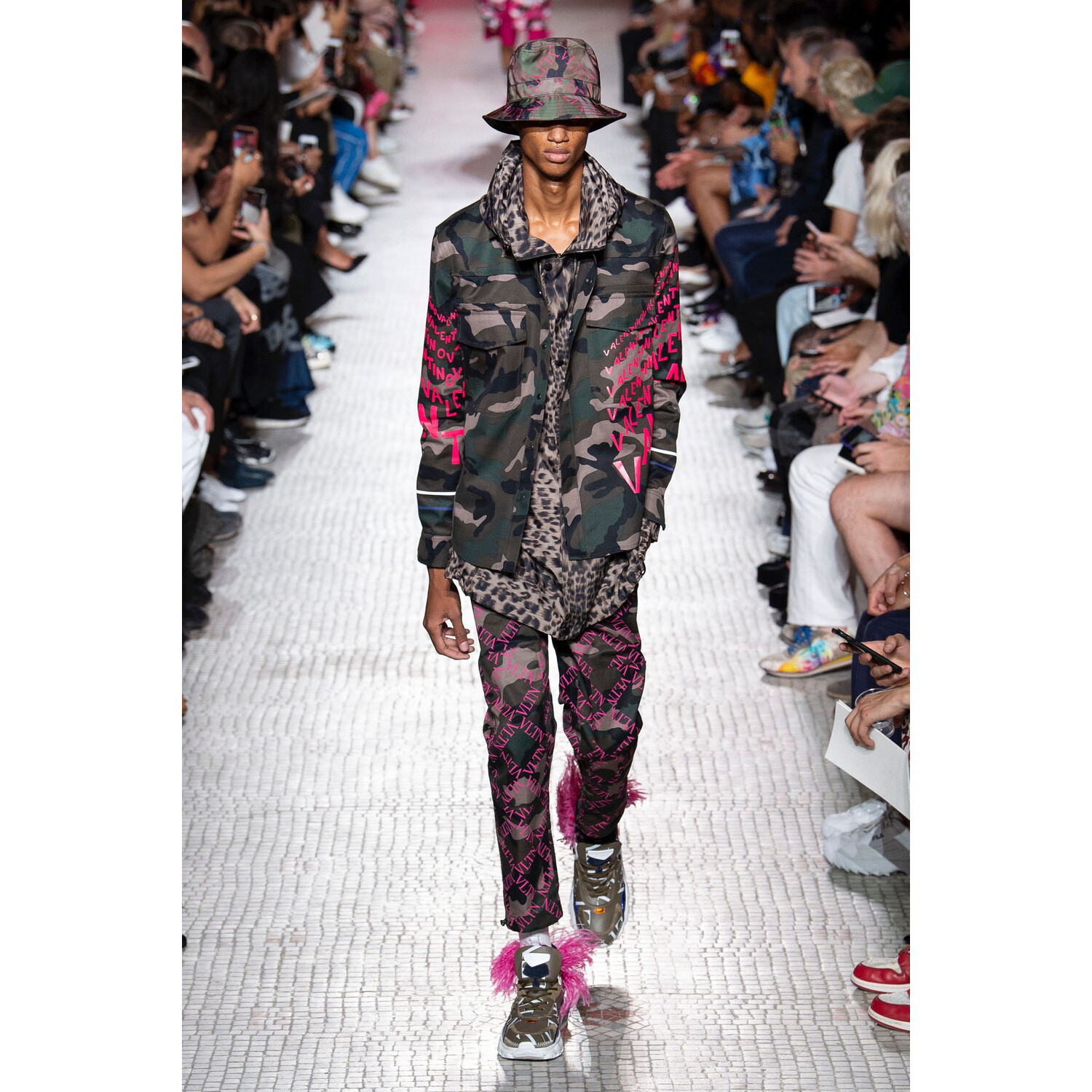 Фото Valentino Spring 2019 Menswear / Валентино Весна Лето 2019 Мужская Неделя Моды в Париже