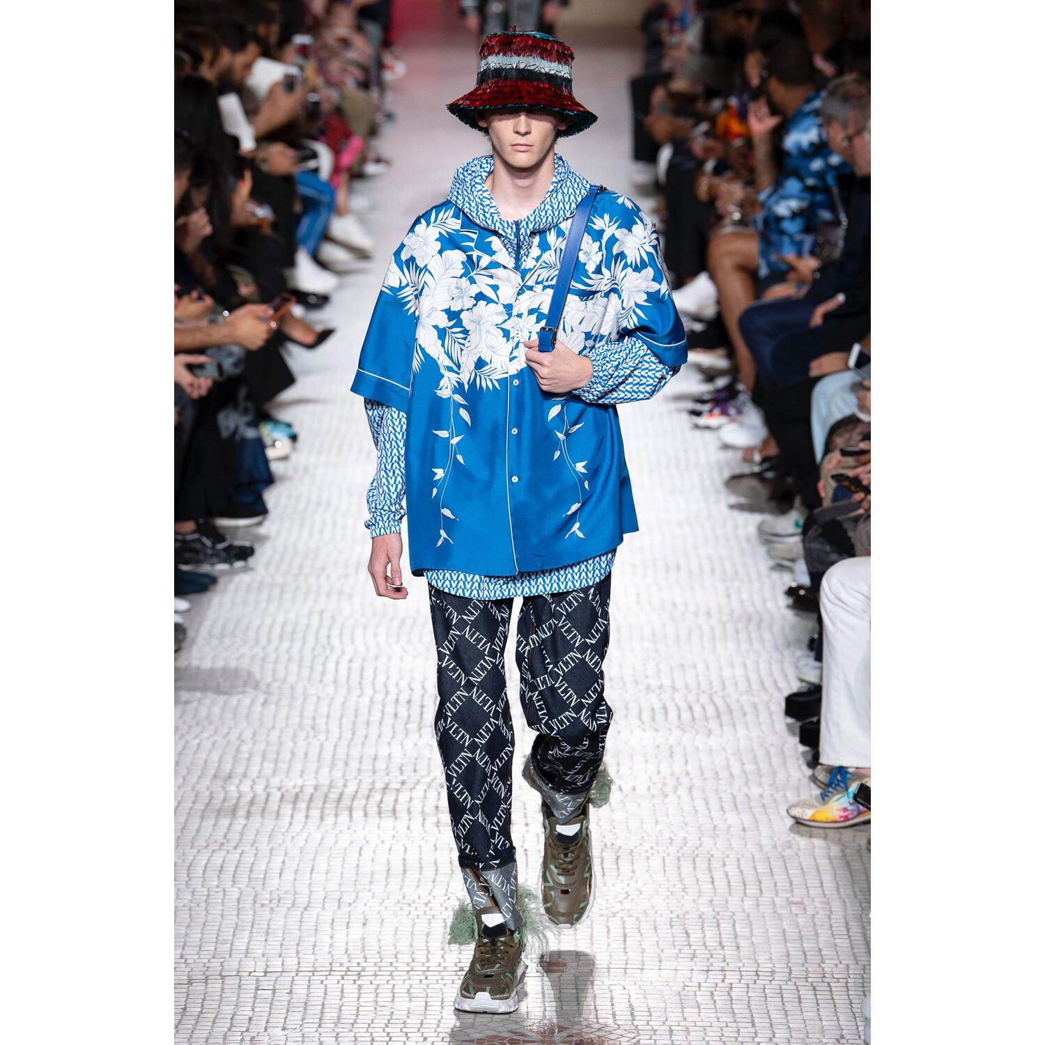 Фото Valentino Spring 2019 Menswear / Валентино Весна Лето 2019 Мужская Неделя Моды в Париже