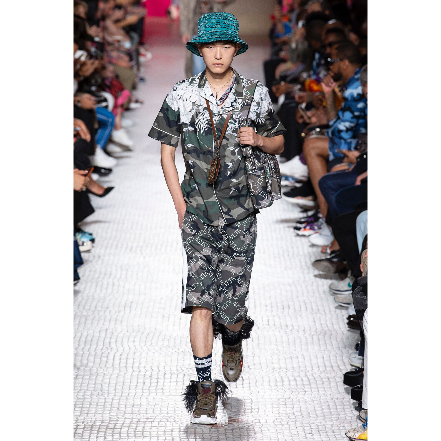 Фото Valentino Spring 2019 Menswear / Валентино Весна Лето 2019 Мужская Неделя Моды в Париже