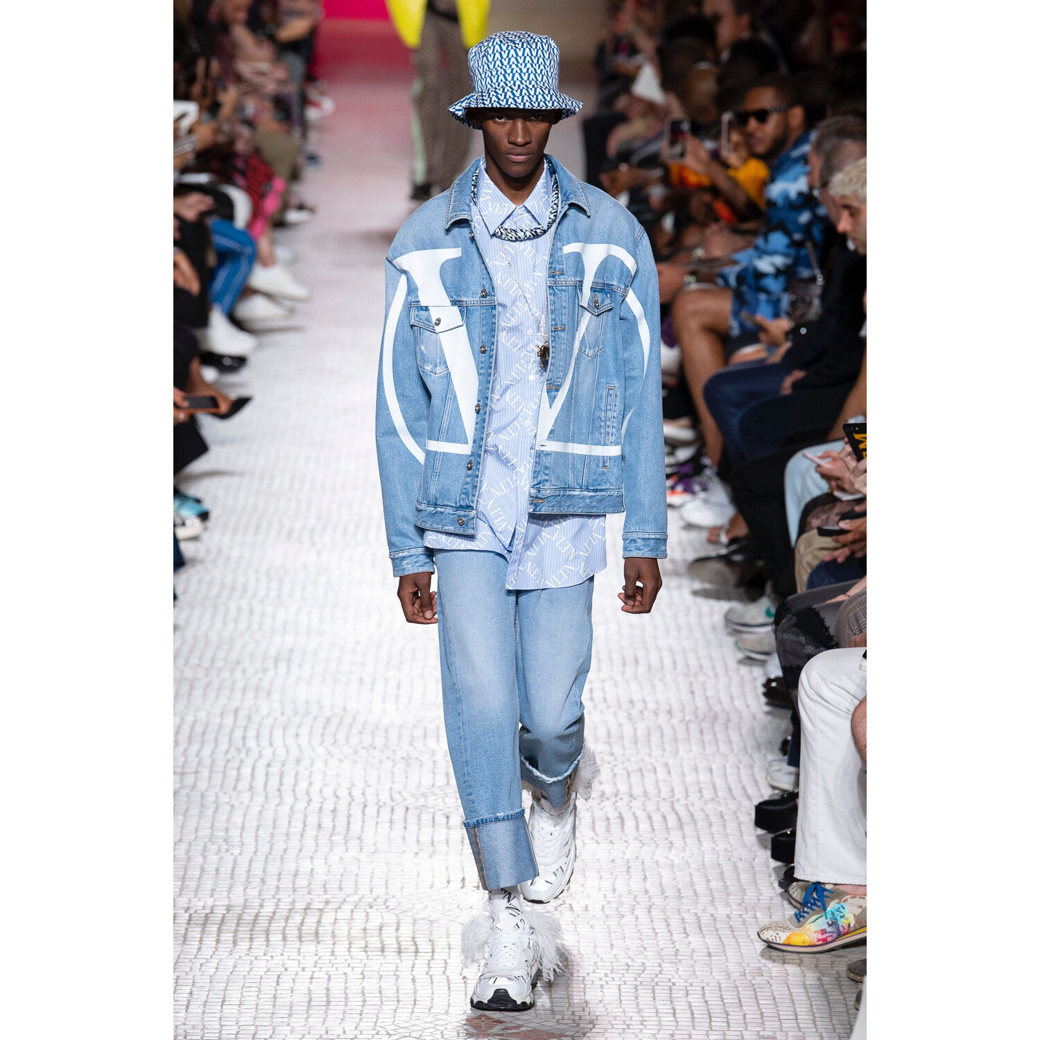 Фото Valentino Spring 2019 Menswear / Валентино Весна Лето 2019 Мужская Неделя Моды в Париже
