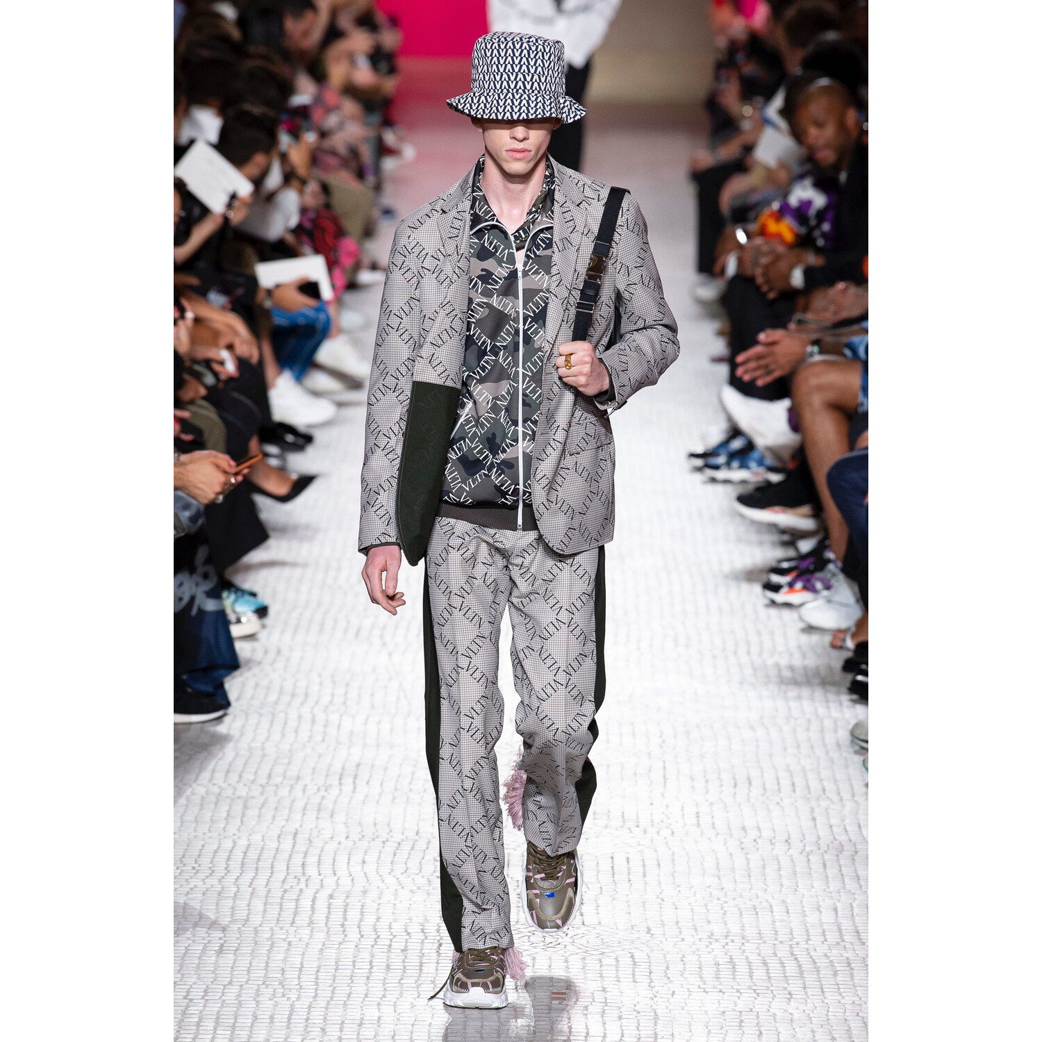 Фото Valentino Spring 2019 Menswear / Валентино Весна Лето 2019 Мужская Неделя Моды в Париже