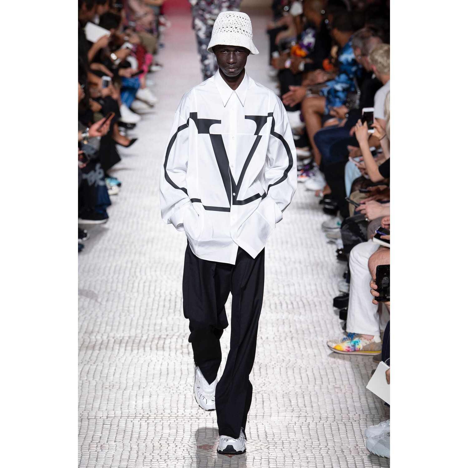 Фото Valentino Spring 2019 Menswear / Валентино Весна Лето 2019 Мужская Неделя Моды в Париже