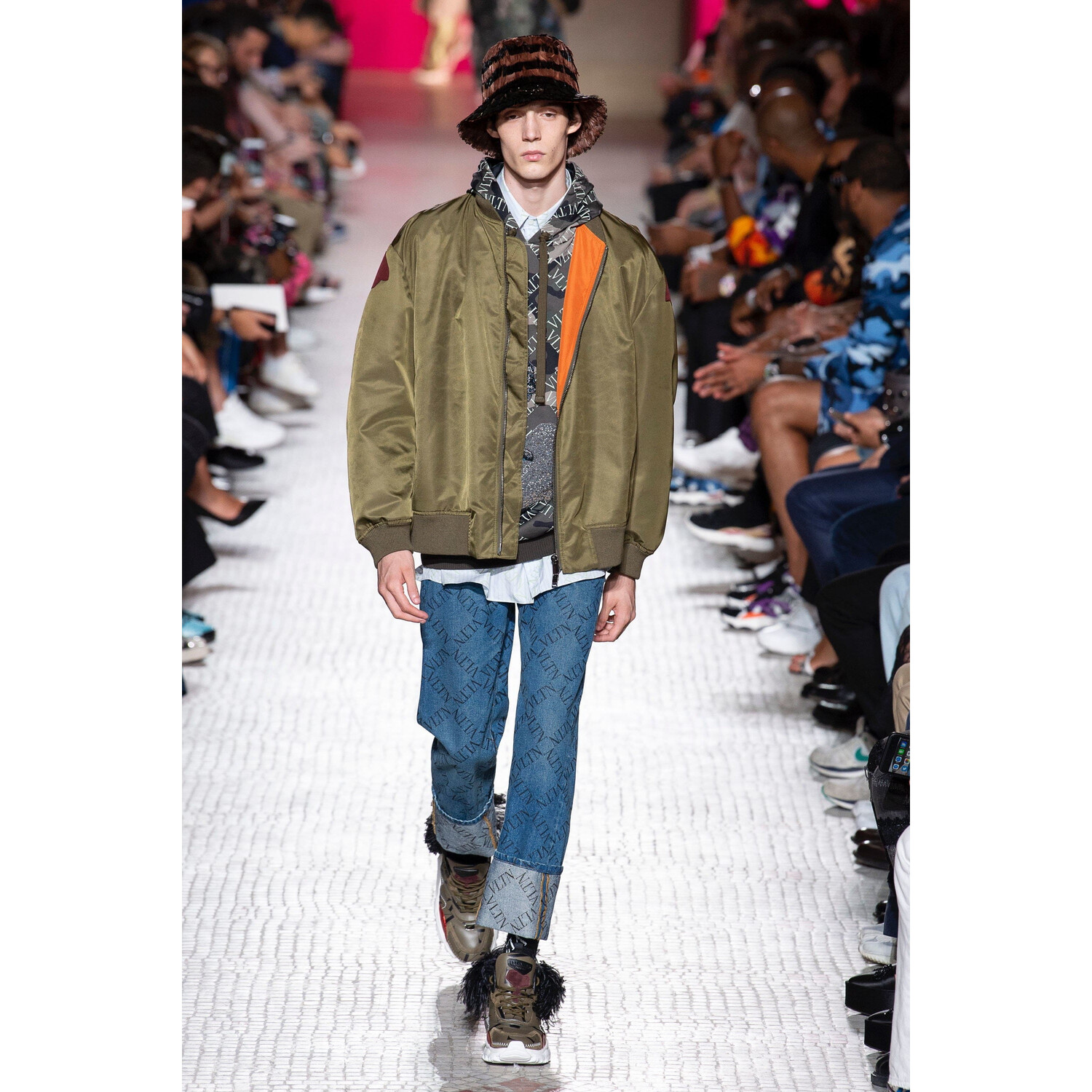 Фото Valentino Spring 2019 Menswear / Валентино Весна Лето 2019 Мужская Неделя Моды в Париже