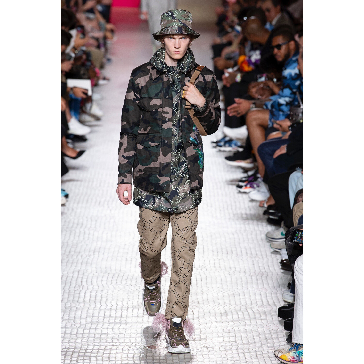 Фото Valentino Spring 2019 Menswear / Валентино Весна Лето 2019 Мужская Неделя Моды в Париже