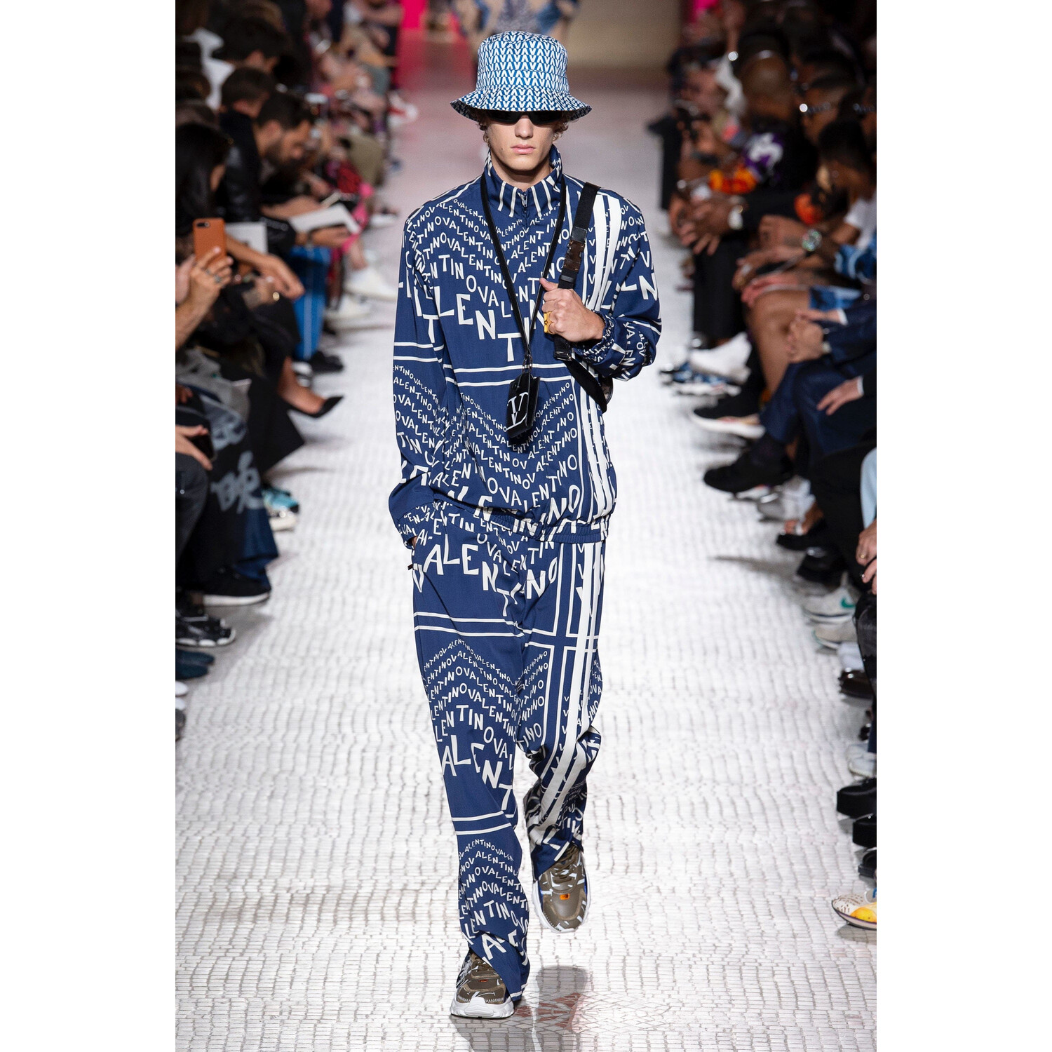 Фото Valentino Spring 2019 Menswear / Валентино Весна Лето 2019 Мужская Неделя Моды в Париже