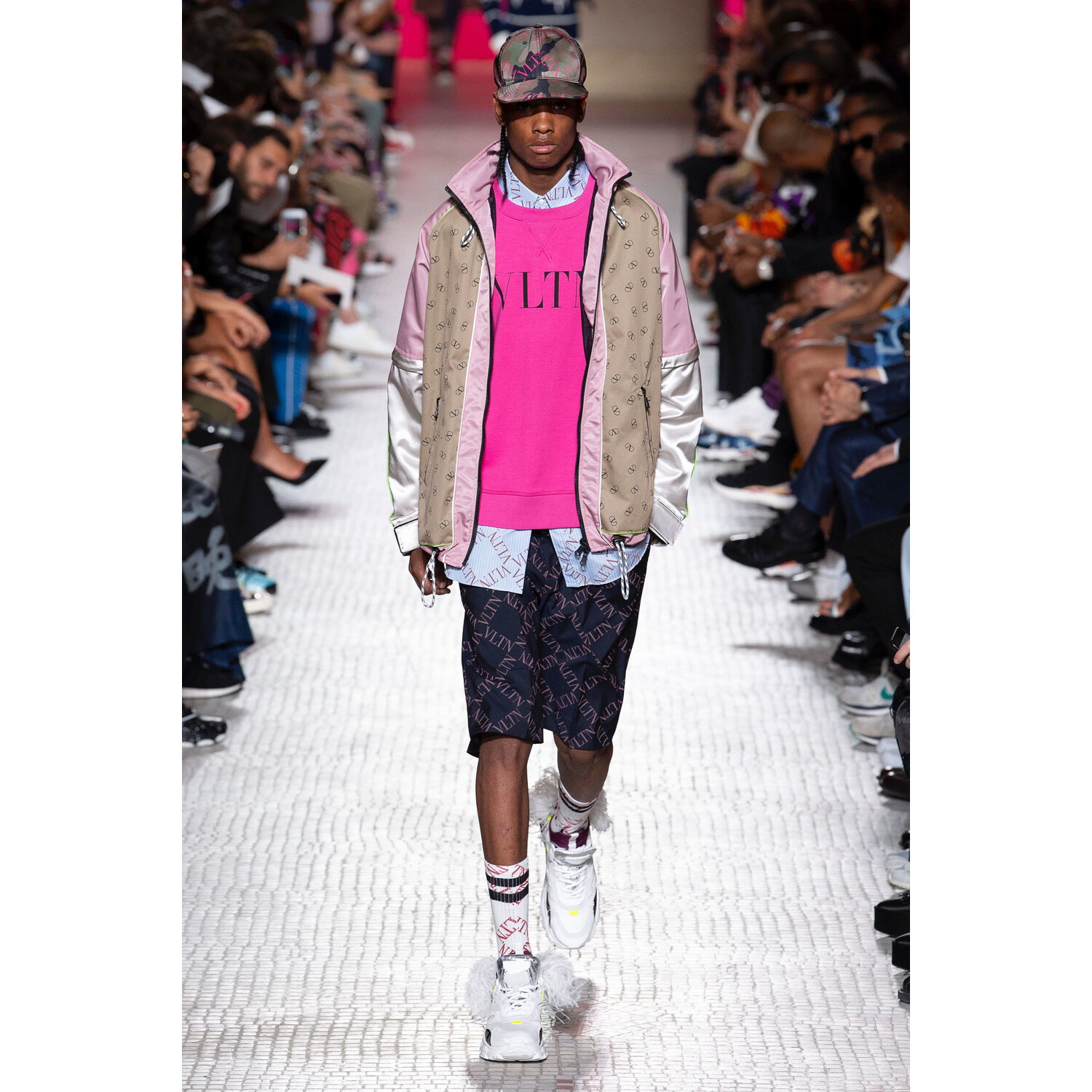 Фото Valentino Spring 2019 Menswear / Валентино Весна Лето 2019 Мужская Неделя Моды в Париже