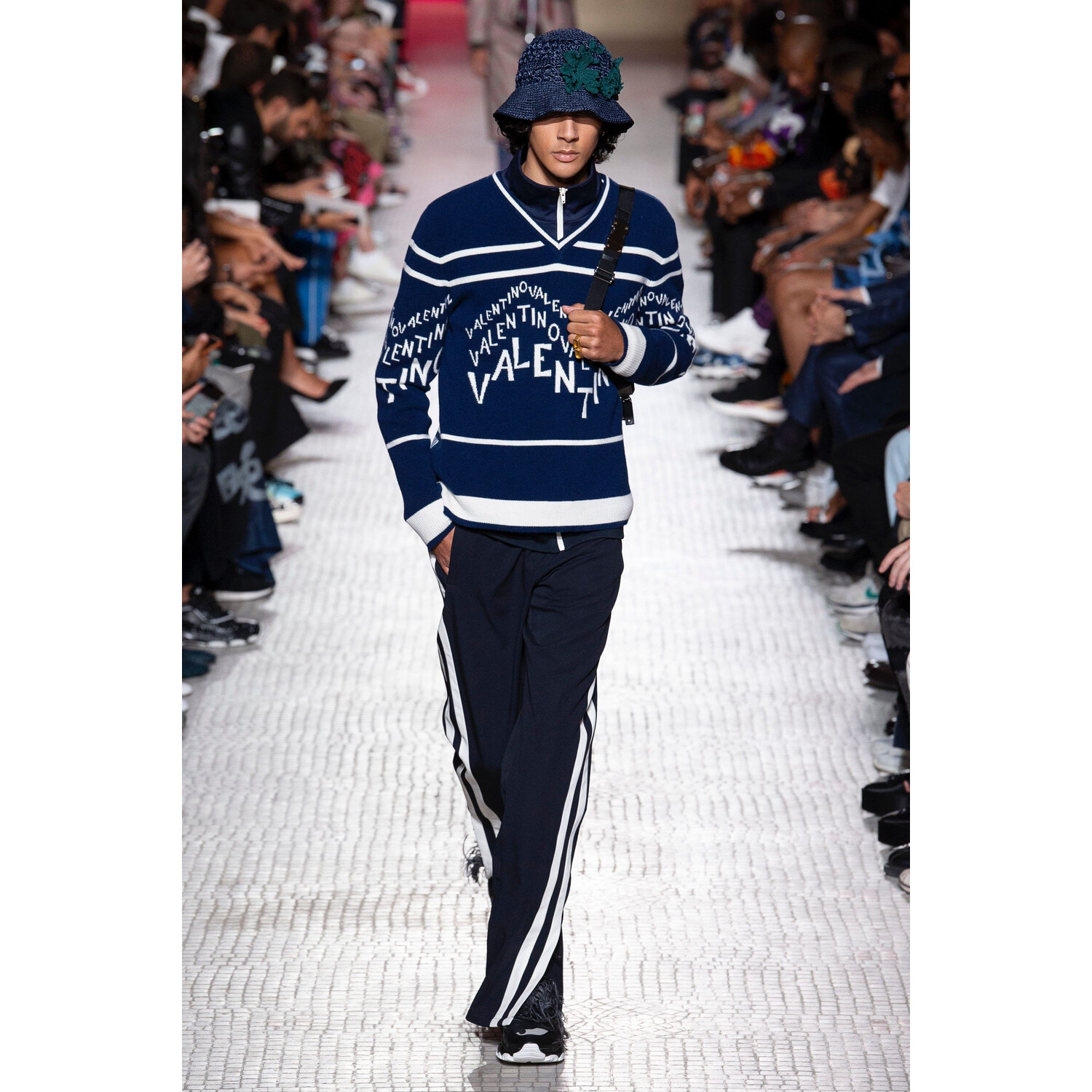 Фото Valentino Spring 2019 Menswear / Валентино Весна Лето 2019 Мужская Неделя Моды в Париже