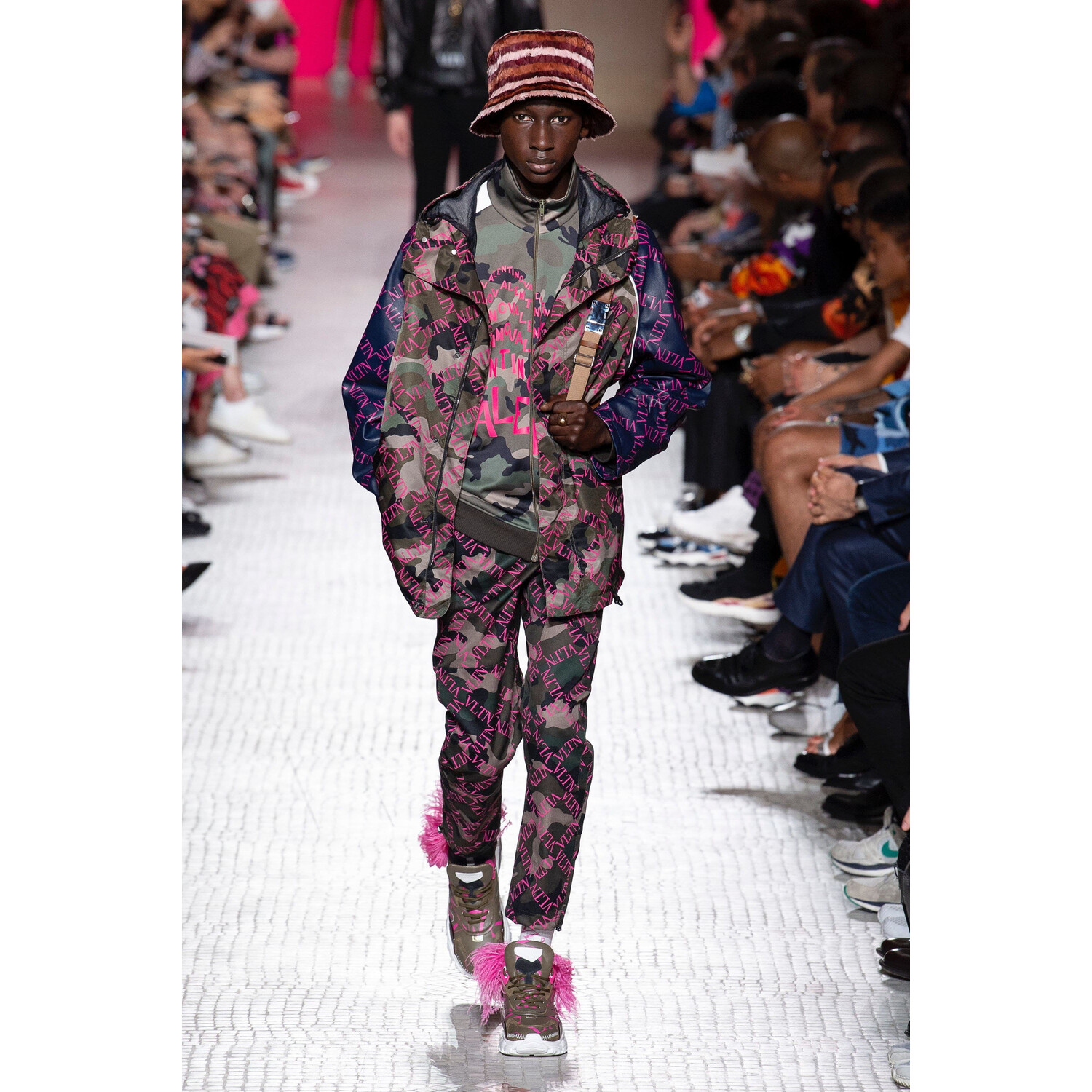 Фото Valentino Spring 2019 Menswear / Валентино Весна Лето 2019 Мужская Неделя Моды в Париже