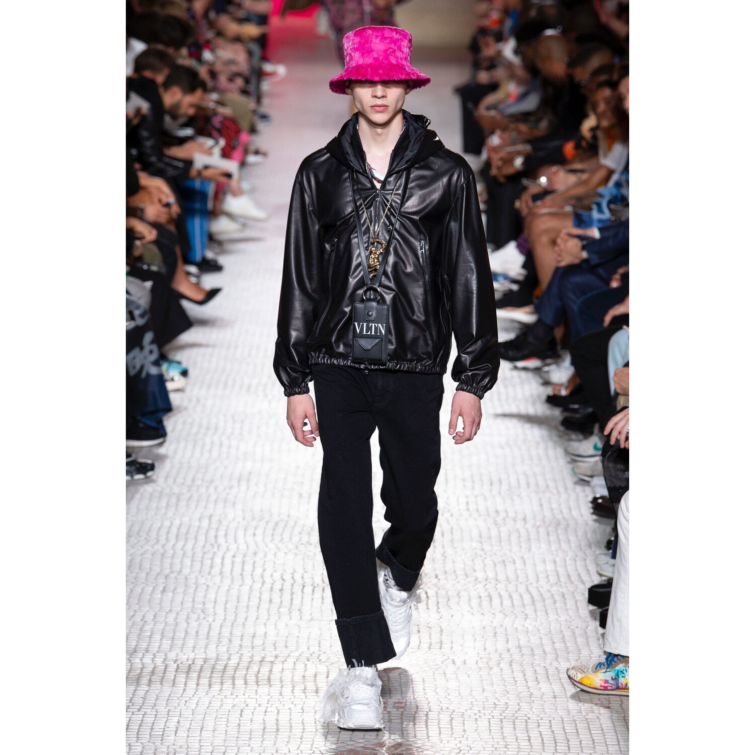 Фото Valentino Spring 2019 Menswear / Валентино Весна Лето 2019 Мужская Неделя Моды в Париже